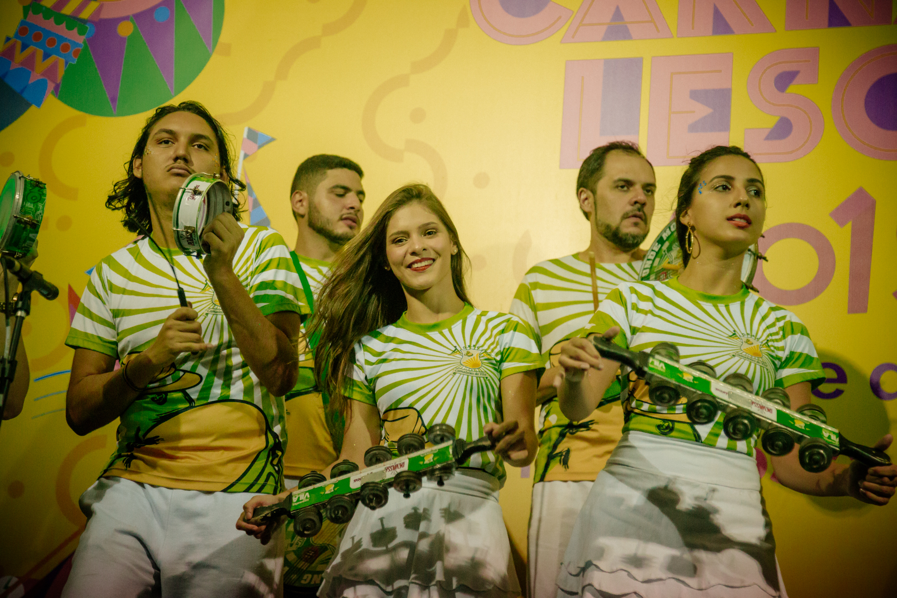 Jovens do Camaleões do Vila tocam instrumentos