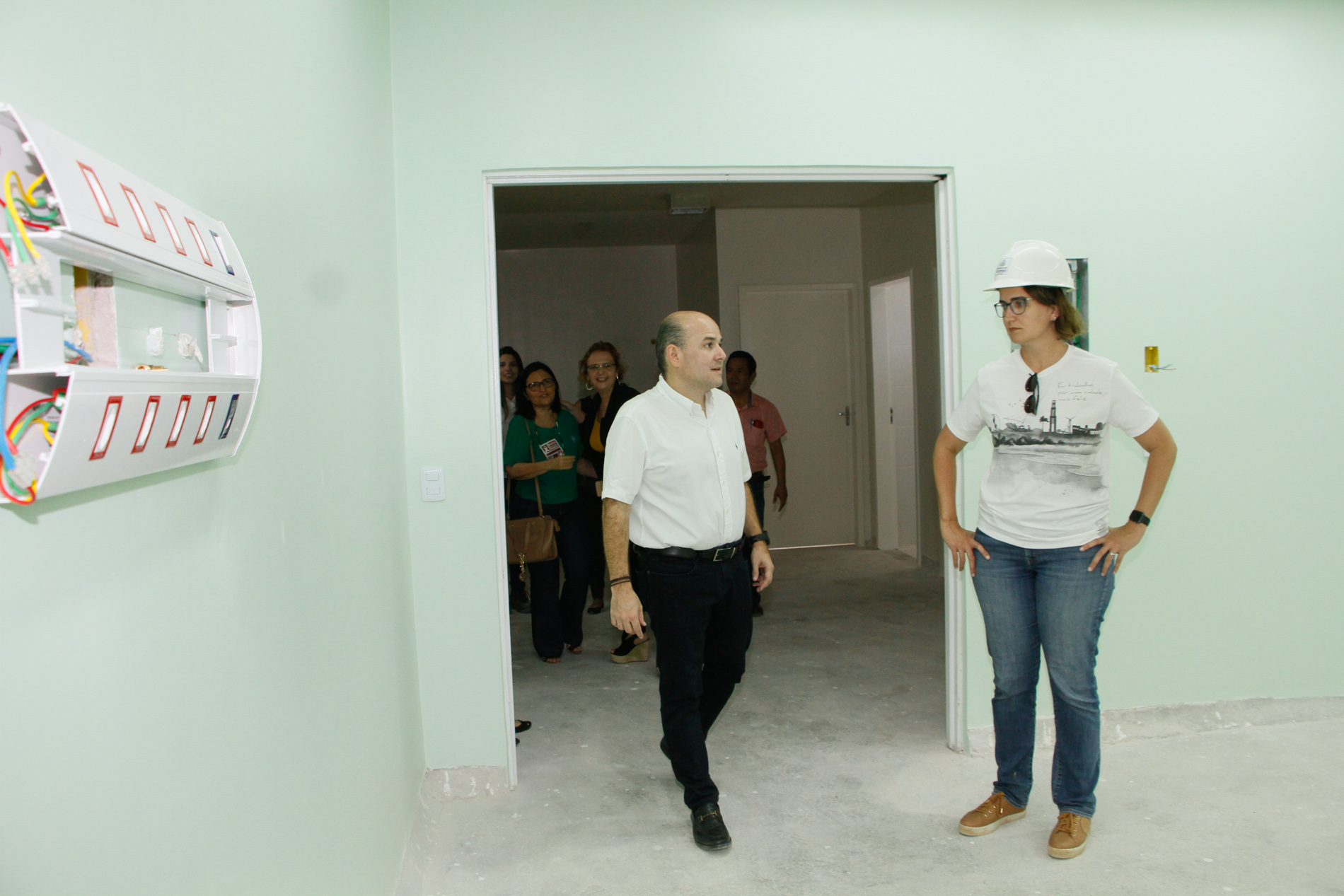 prefeito roberto cláudio caminha pela obra do Frotinha de Antônio Bezerra