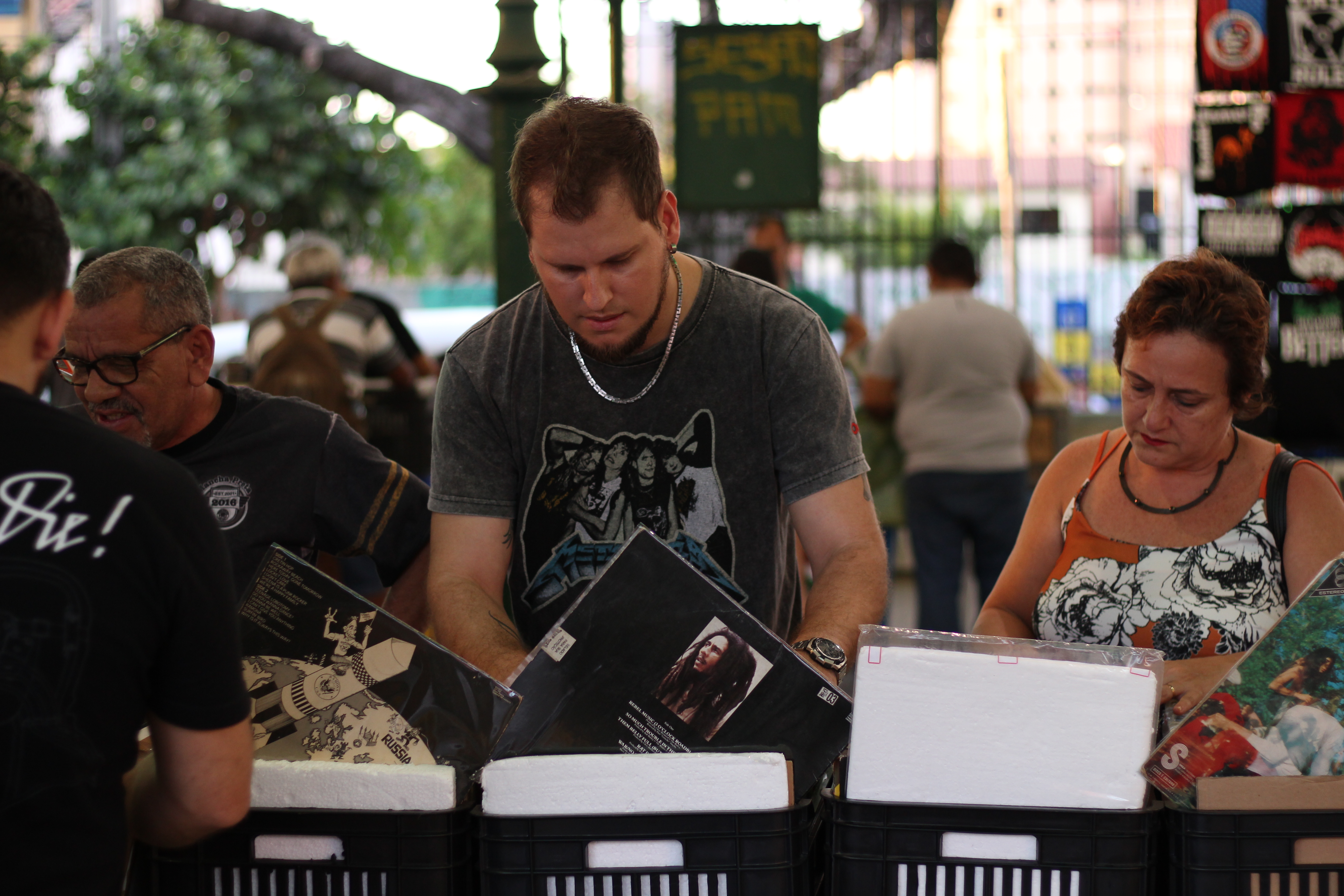 Visitantes vasculham LP's em caixas durante o evento Afins de Vitrola no Mercado dos Pinhões