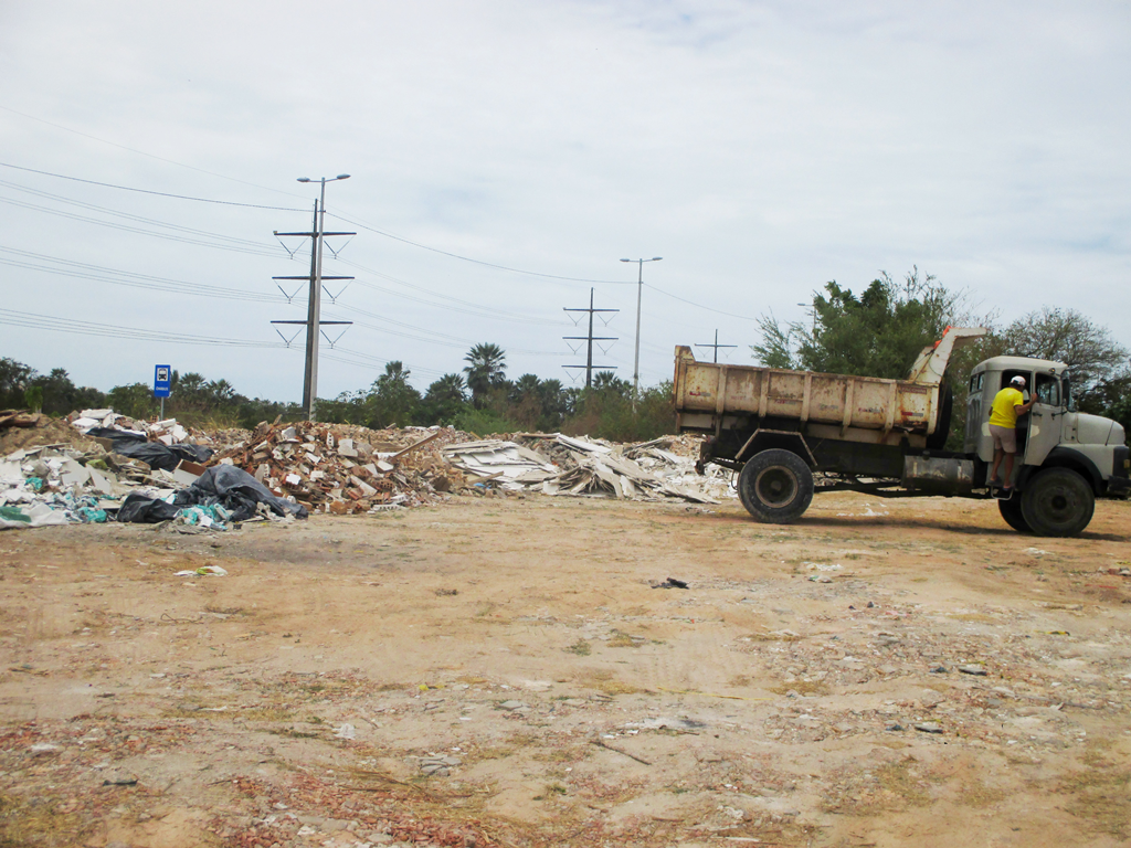 Imagem do caminhão apreendido e resíduos sólidos descartados no local irregularmente