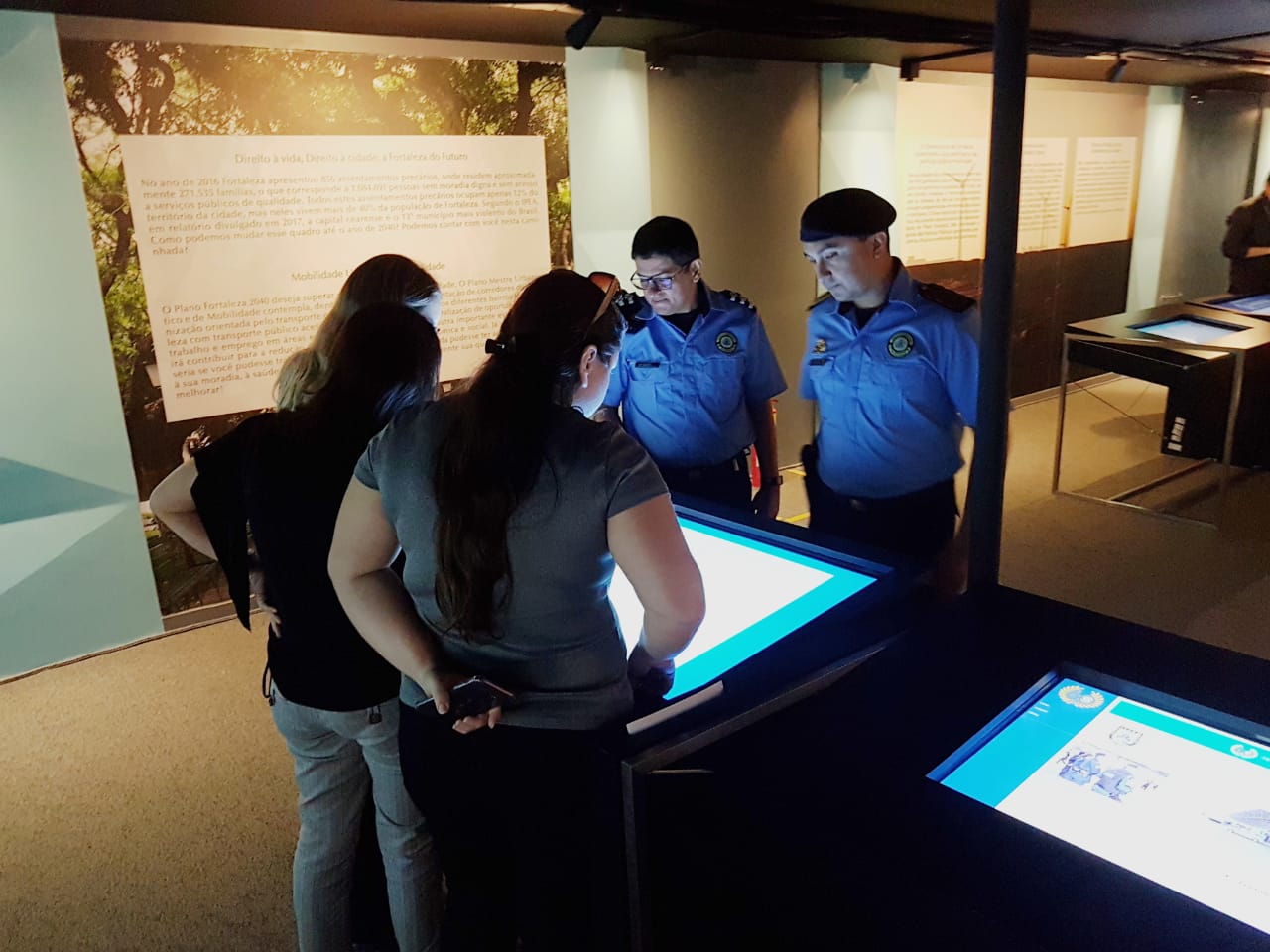 Inspetores da Guarda Municipal passando informação para visitantes da exposição 
