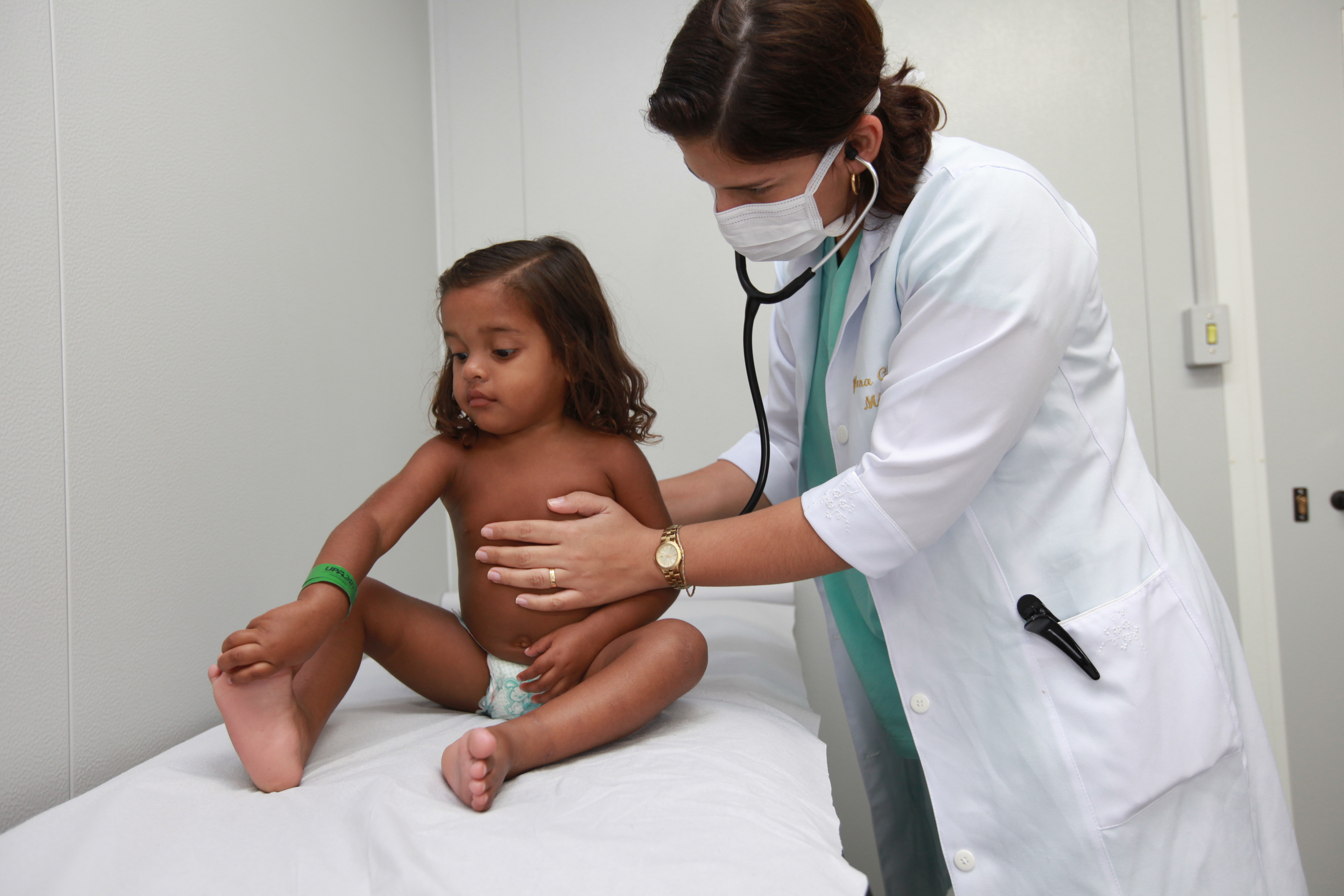 Criança sendo atendida em unidade de saúde