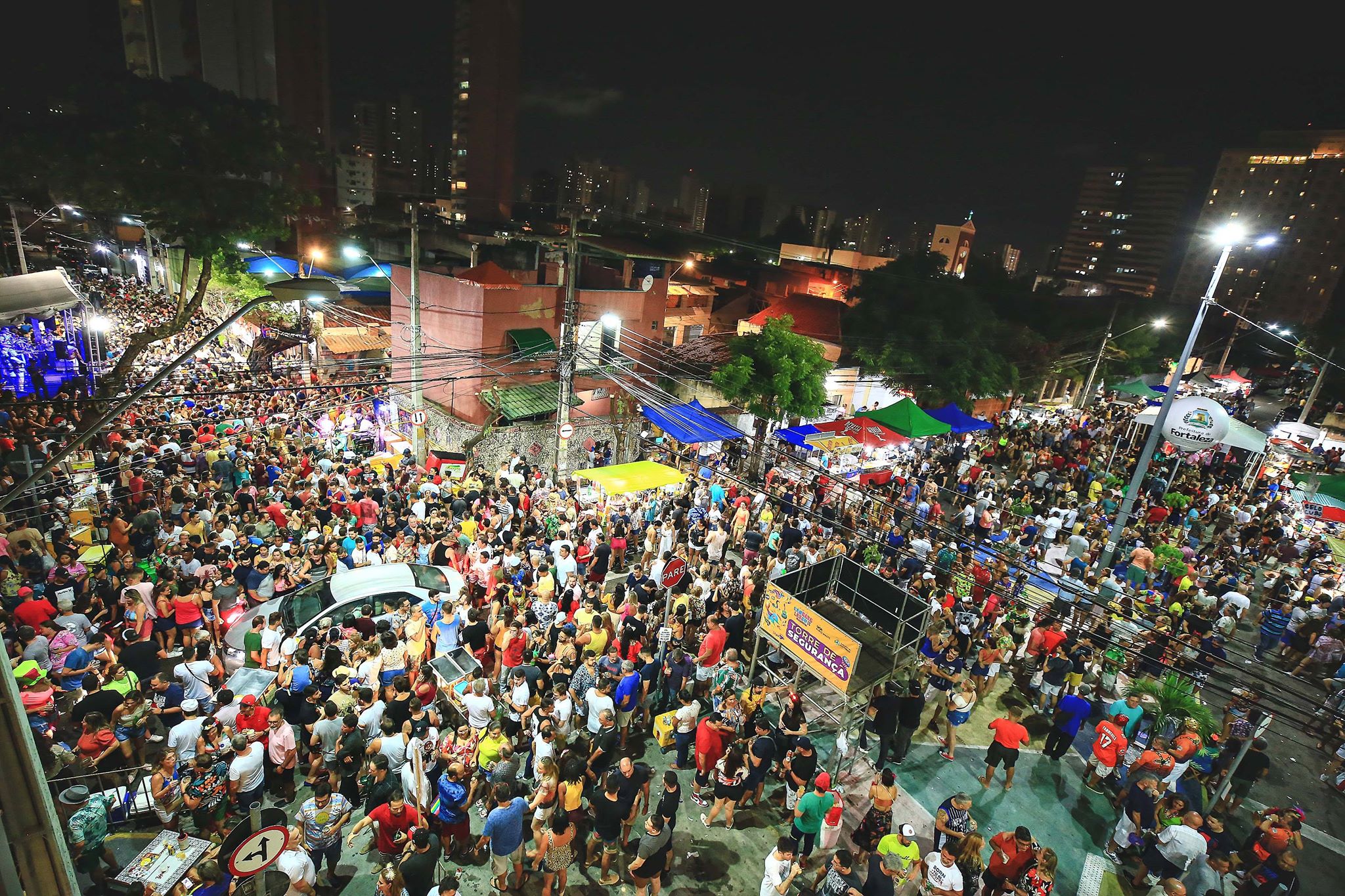 Foto aérea da Mocinha durante Pré-Carnaval. 