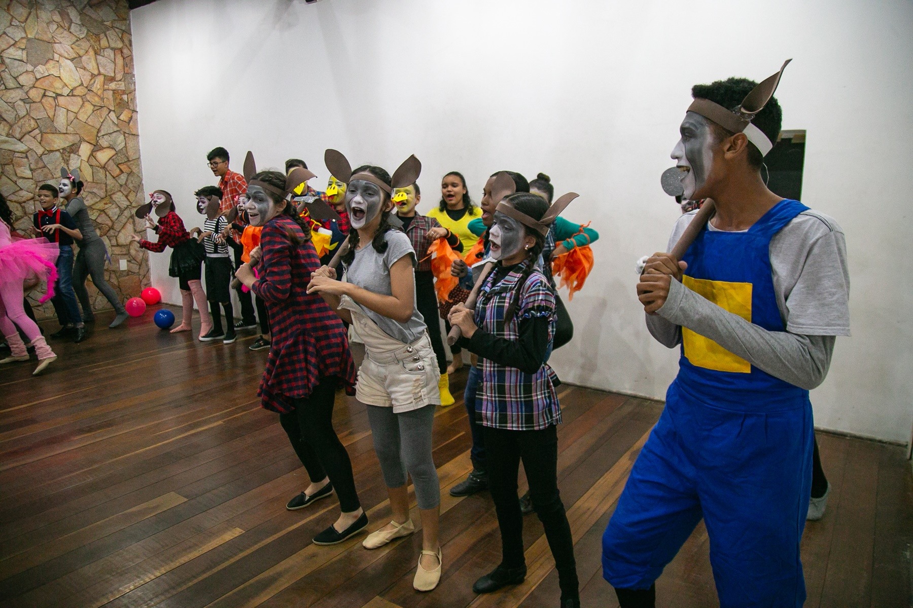 alunos de teatro da Vila das Artes ensaiam peça de teatro