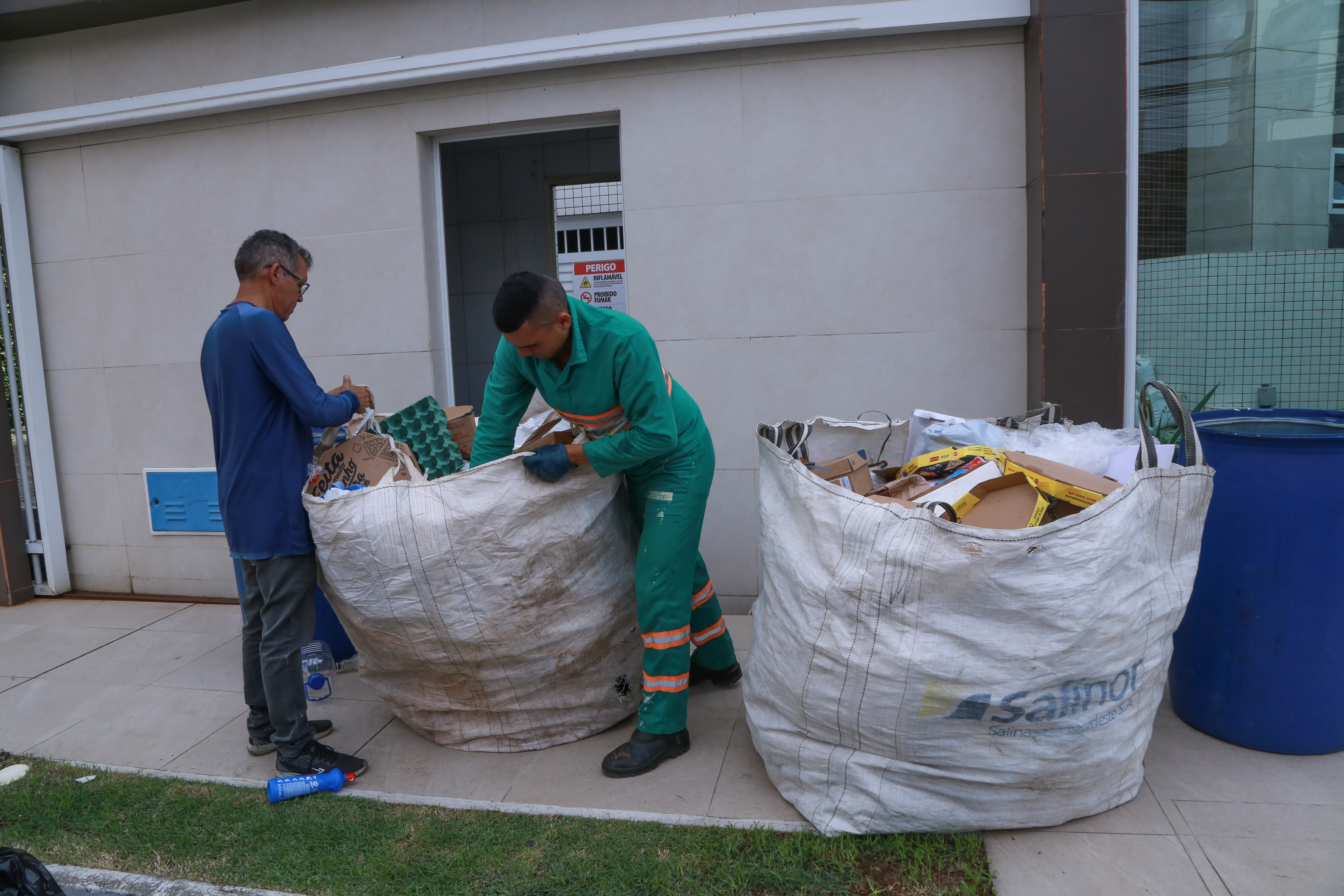 Prefeitura coleta material reciclável em prédios residenciais 