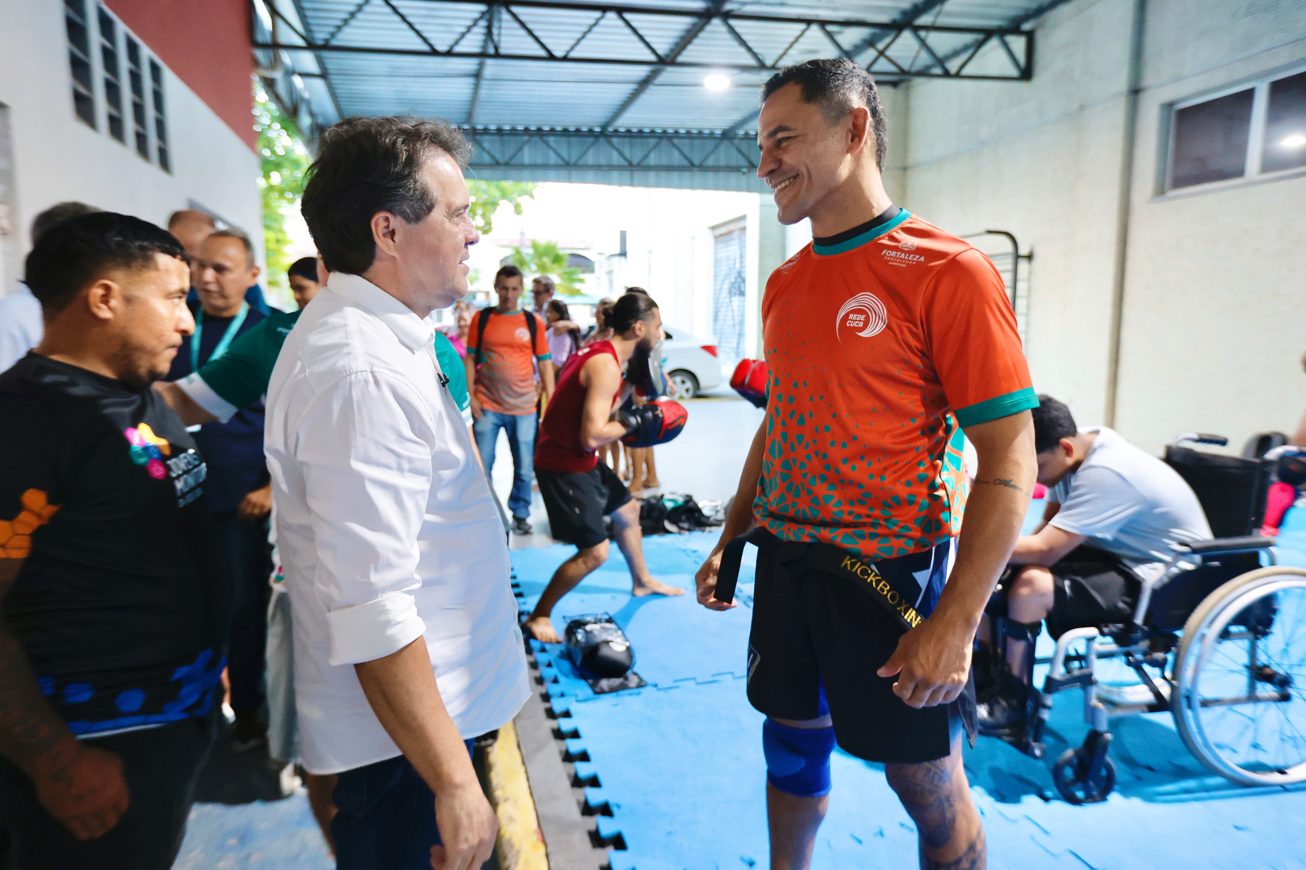 O prefeito Evandro Leitão sorri para funcionário do Cuca Jangurussu durante visita ao equipamento realizada no dia do evento