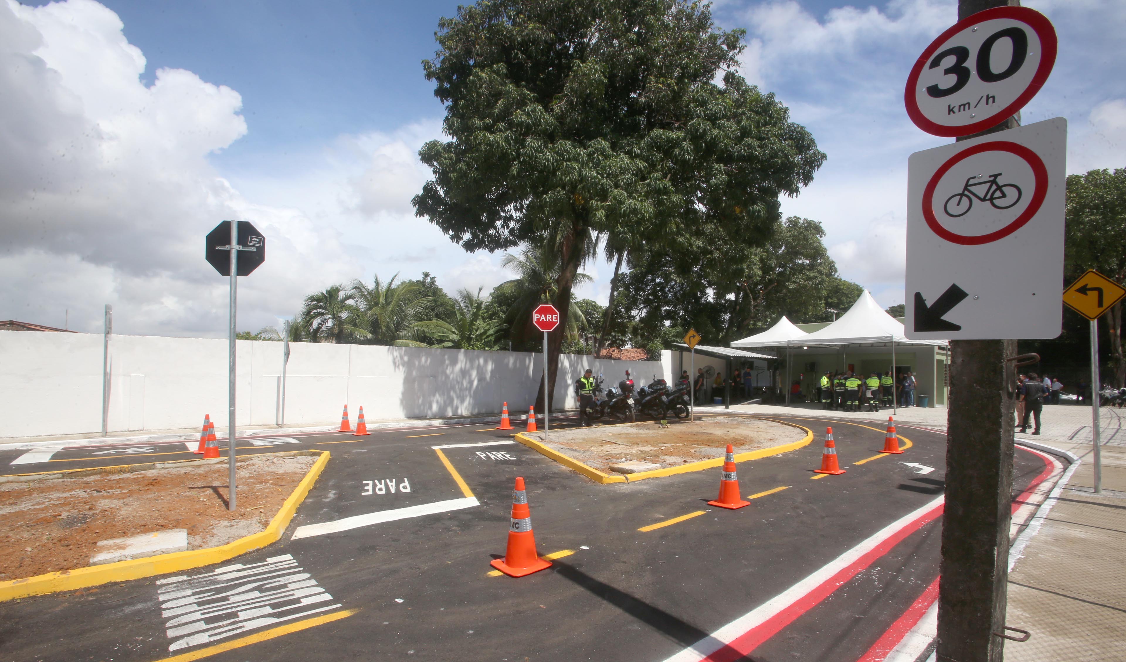 a fotos mostra a pista do centro de treinamento dos motociclistas