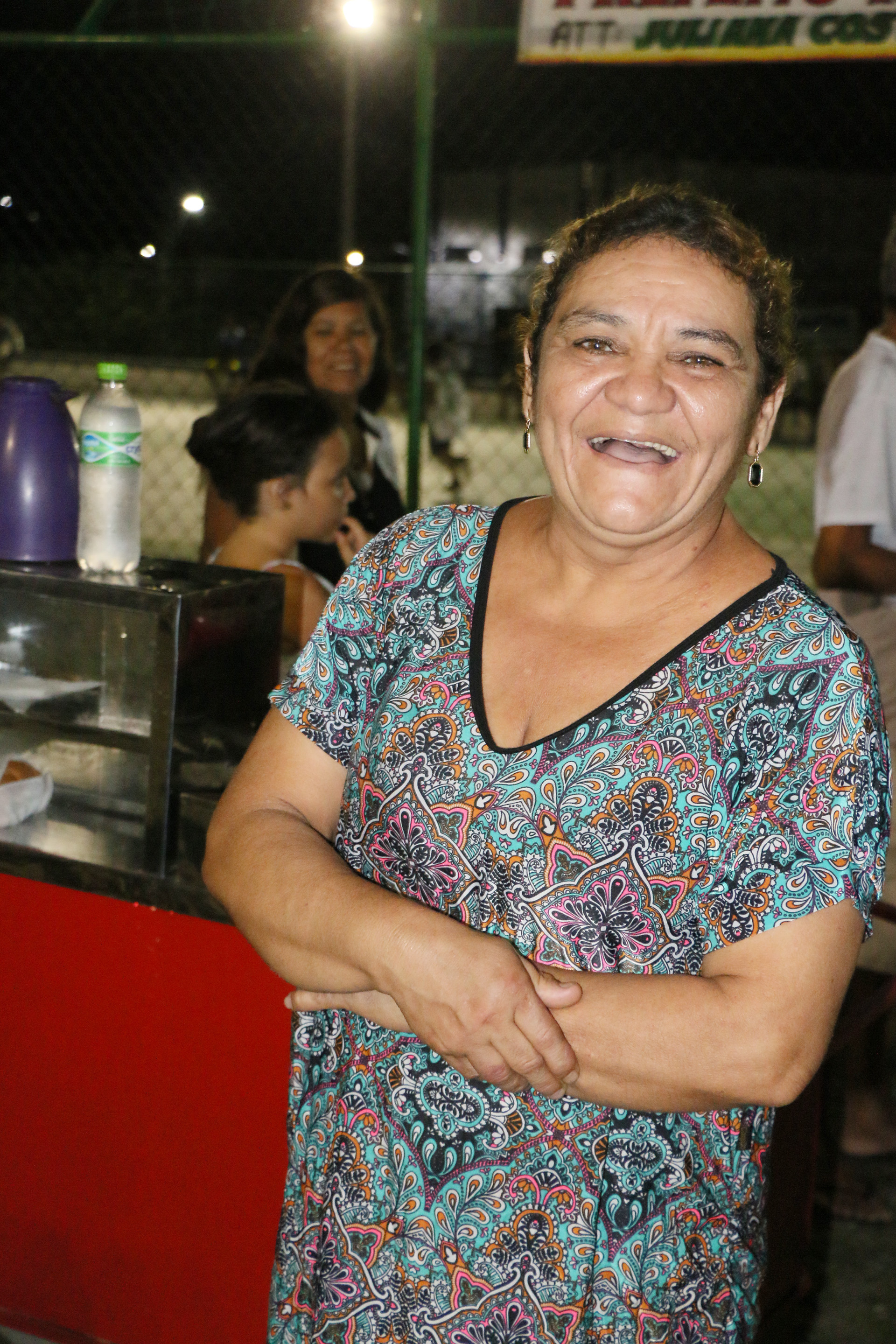 mulher na frente de um carrinho de venda de comidas