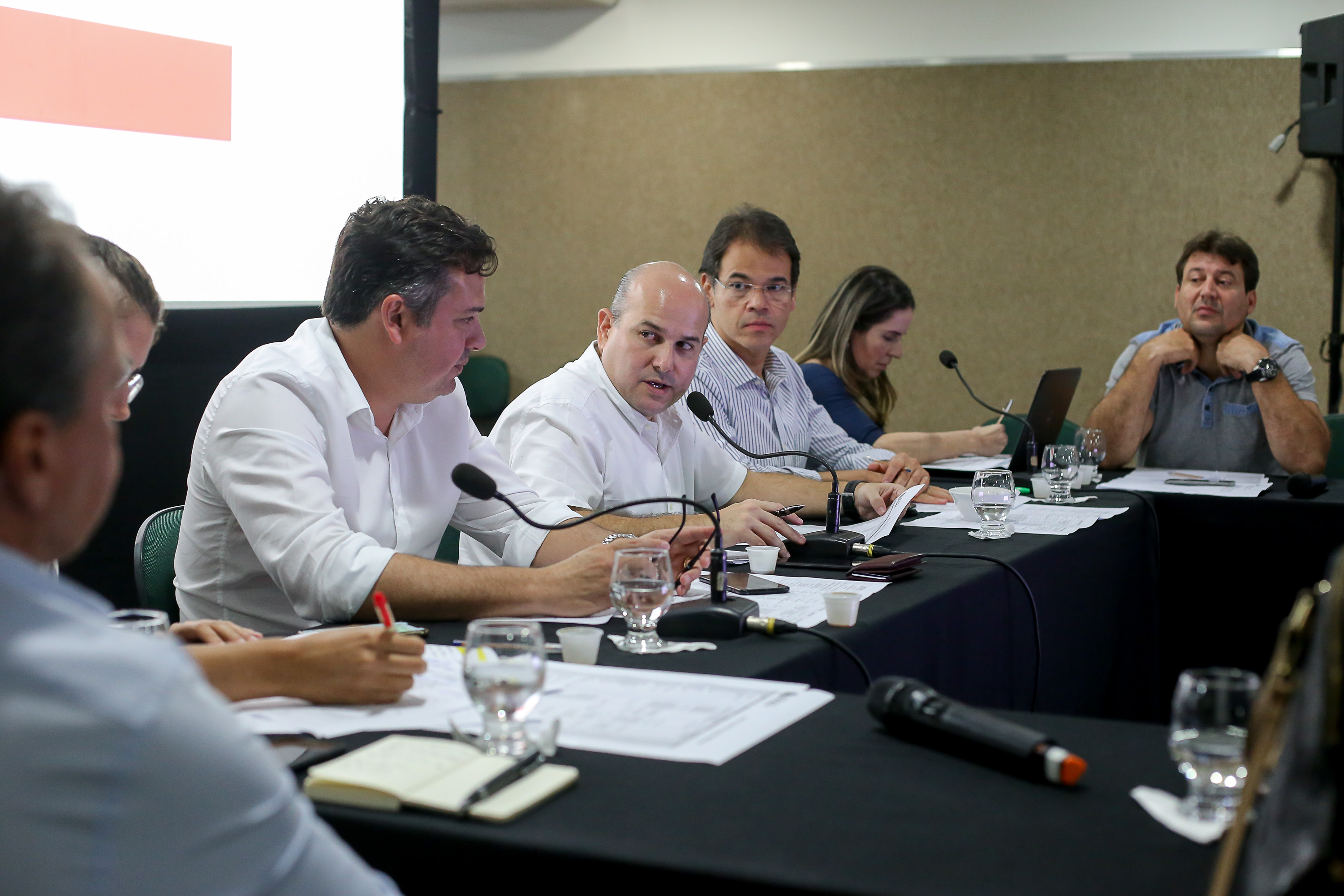 Prefeito conversa com secretários em uma reunião