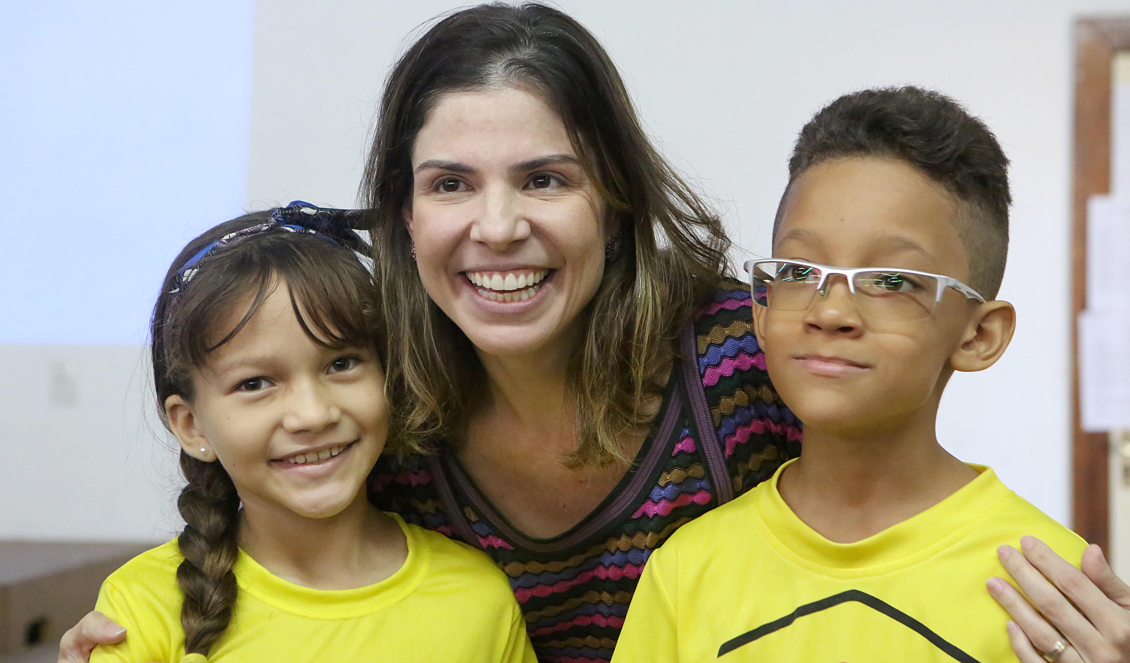 Primeira-dama abrando crianças