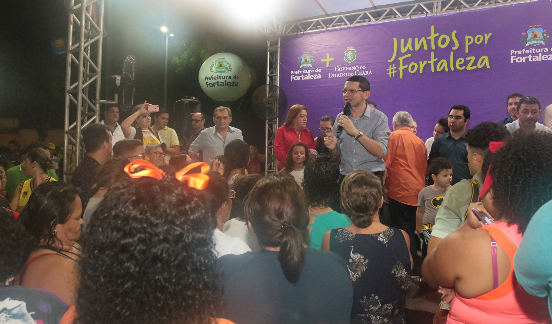 Secretário fala em palco para muitas pessoas que assistem