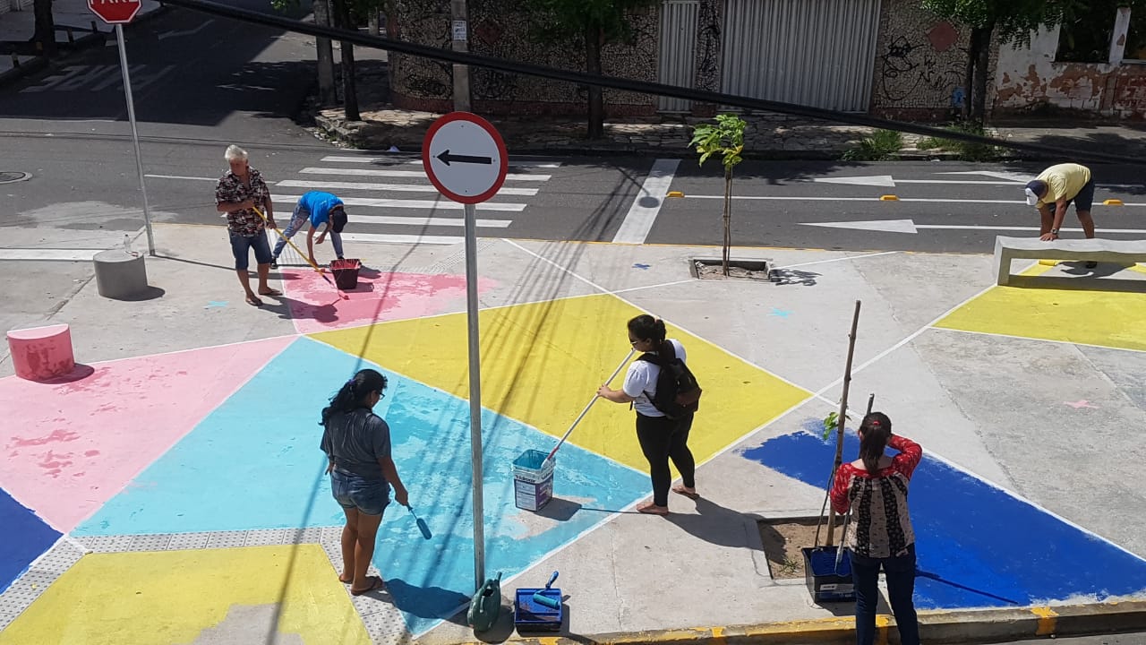 Pessoas pintando asfalto