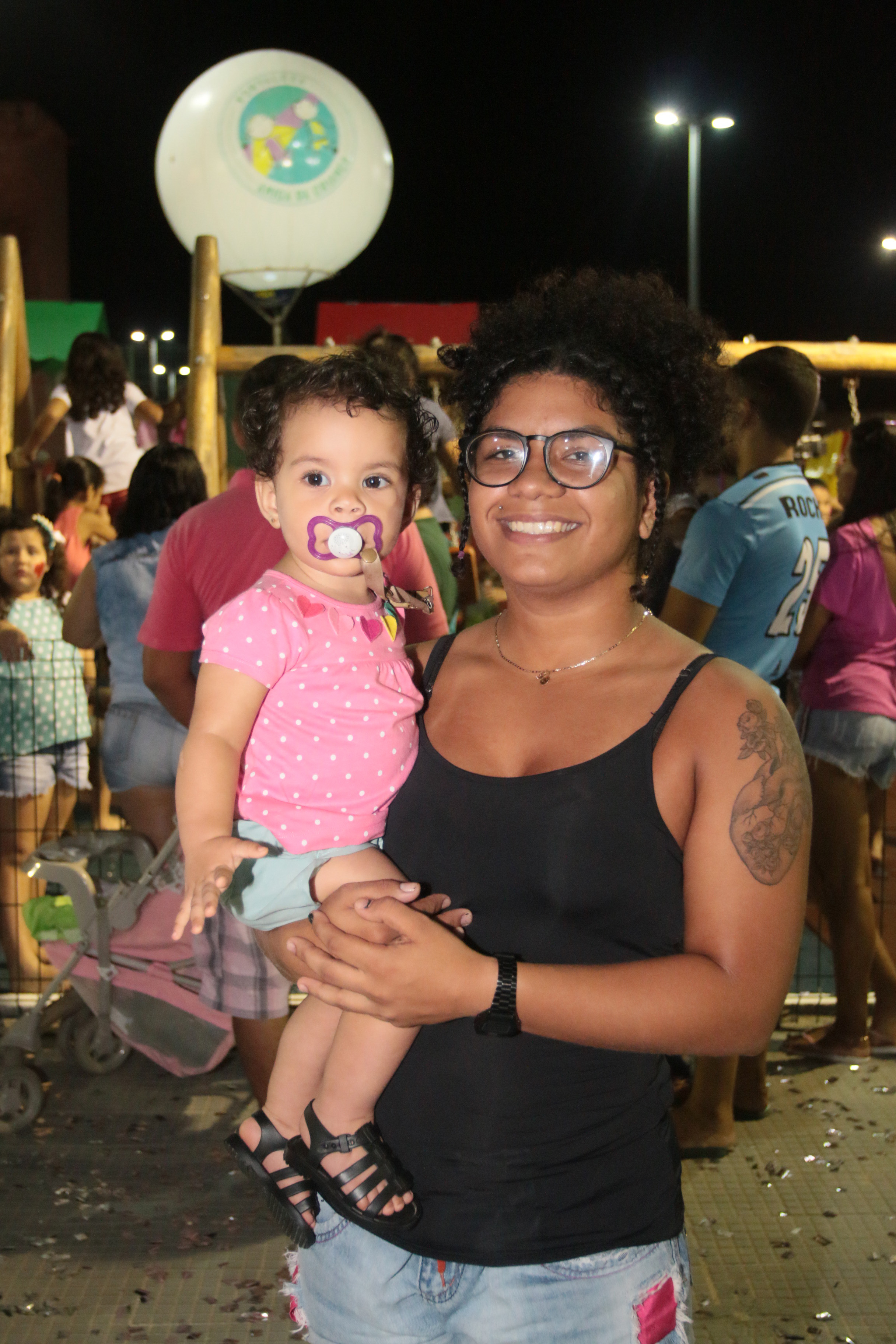 Mulher com criança no colo