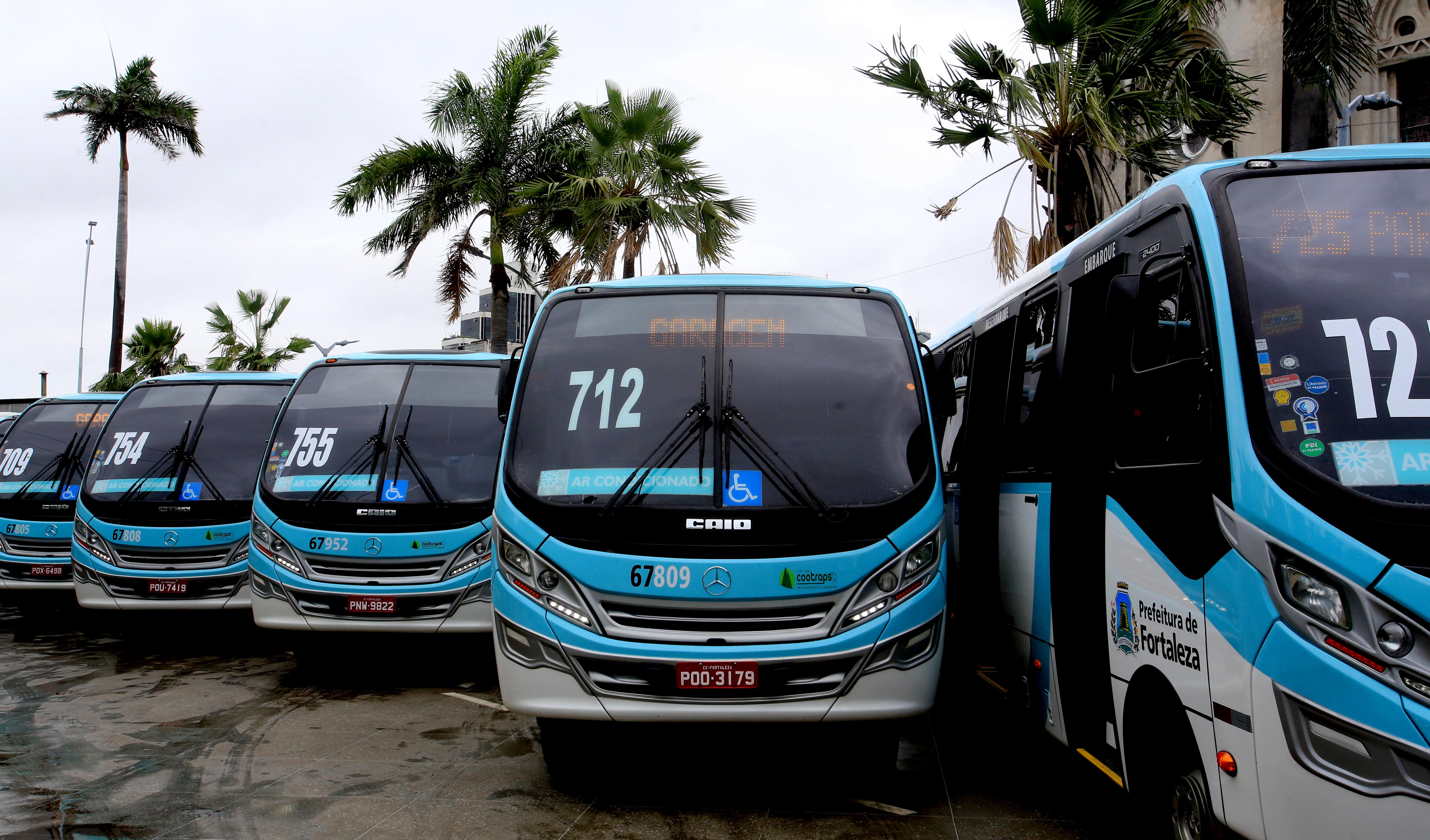 Quatro vans estacionadas de frente