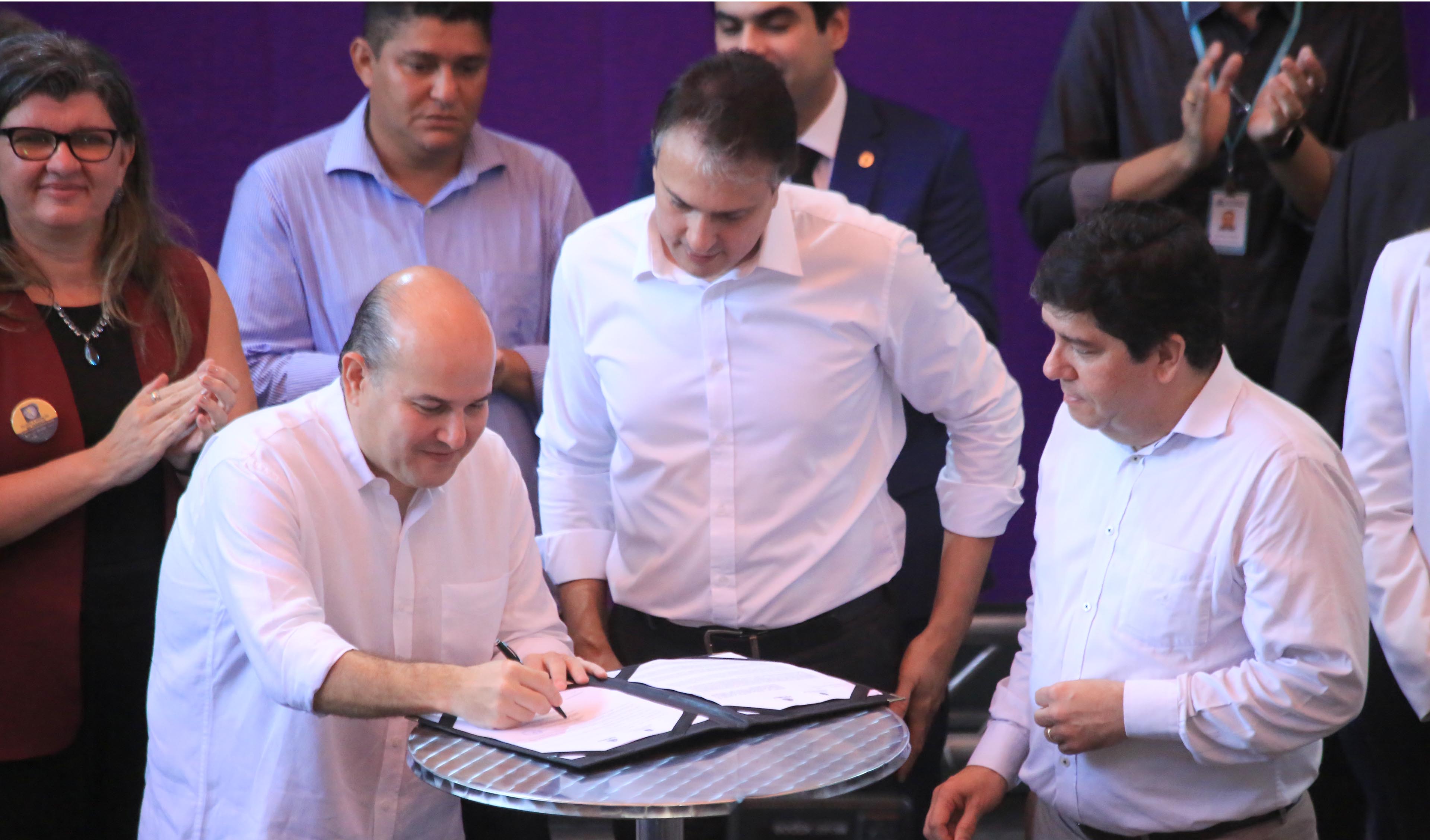 Prefeito assina documento ao lado do governador