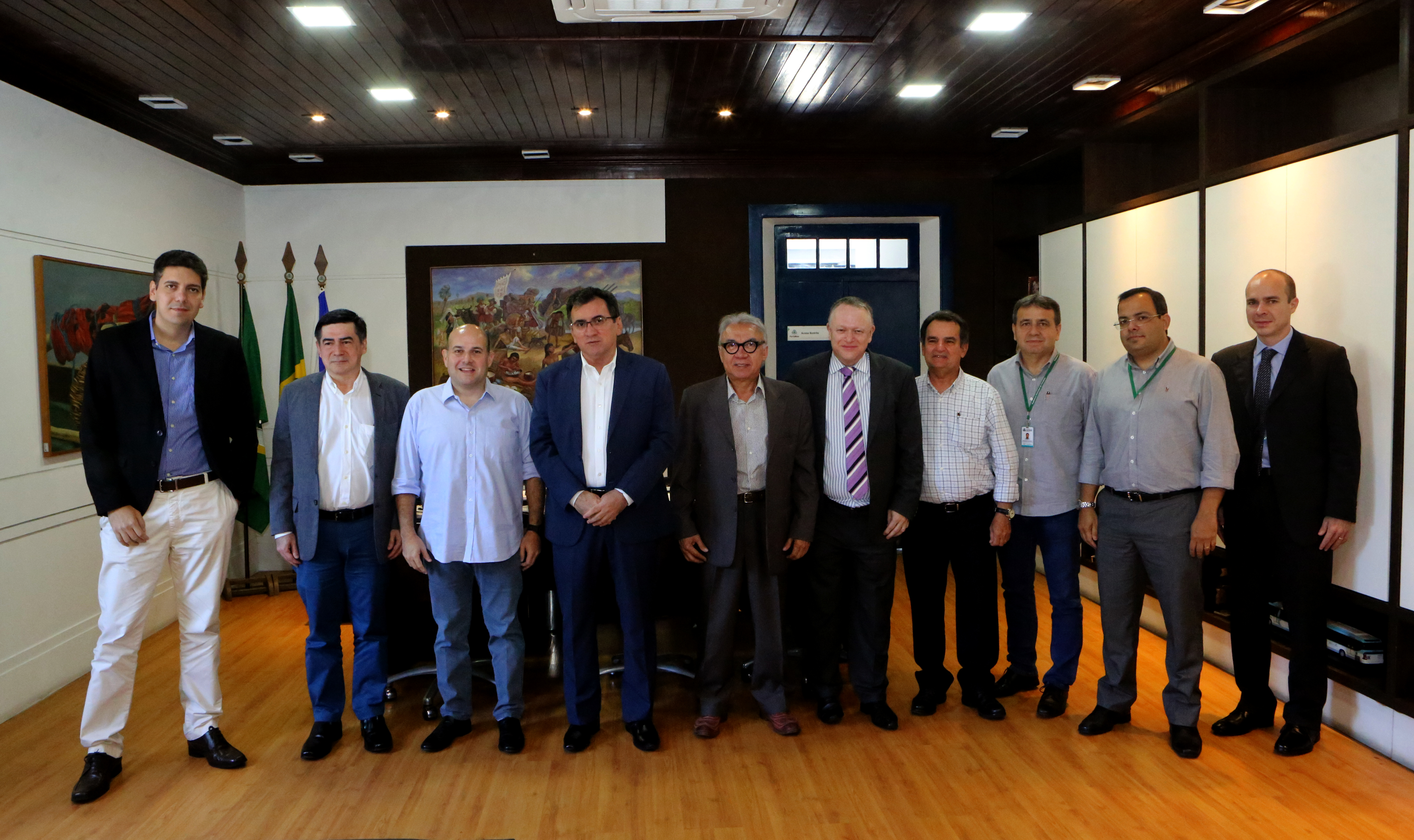 Homens em pé lado a lado