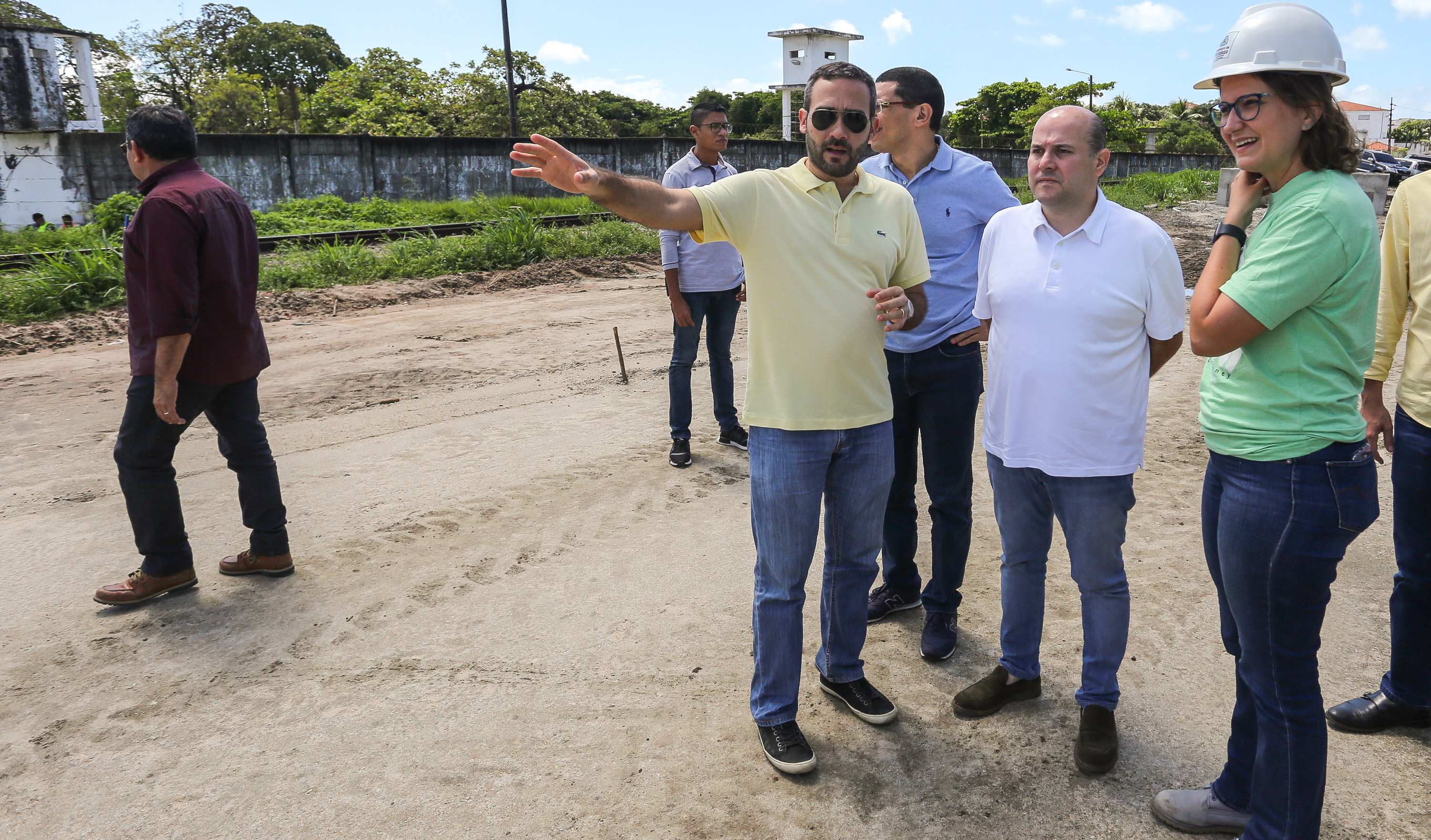 Pessoas em pé analisando rua em obras