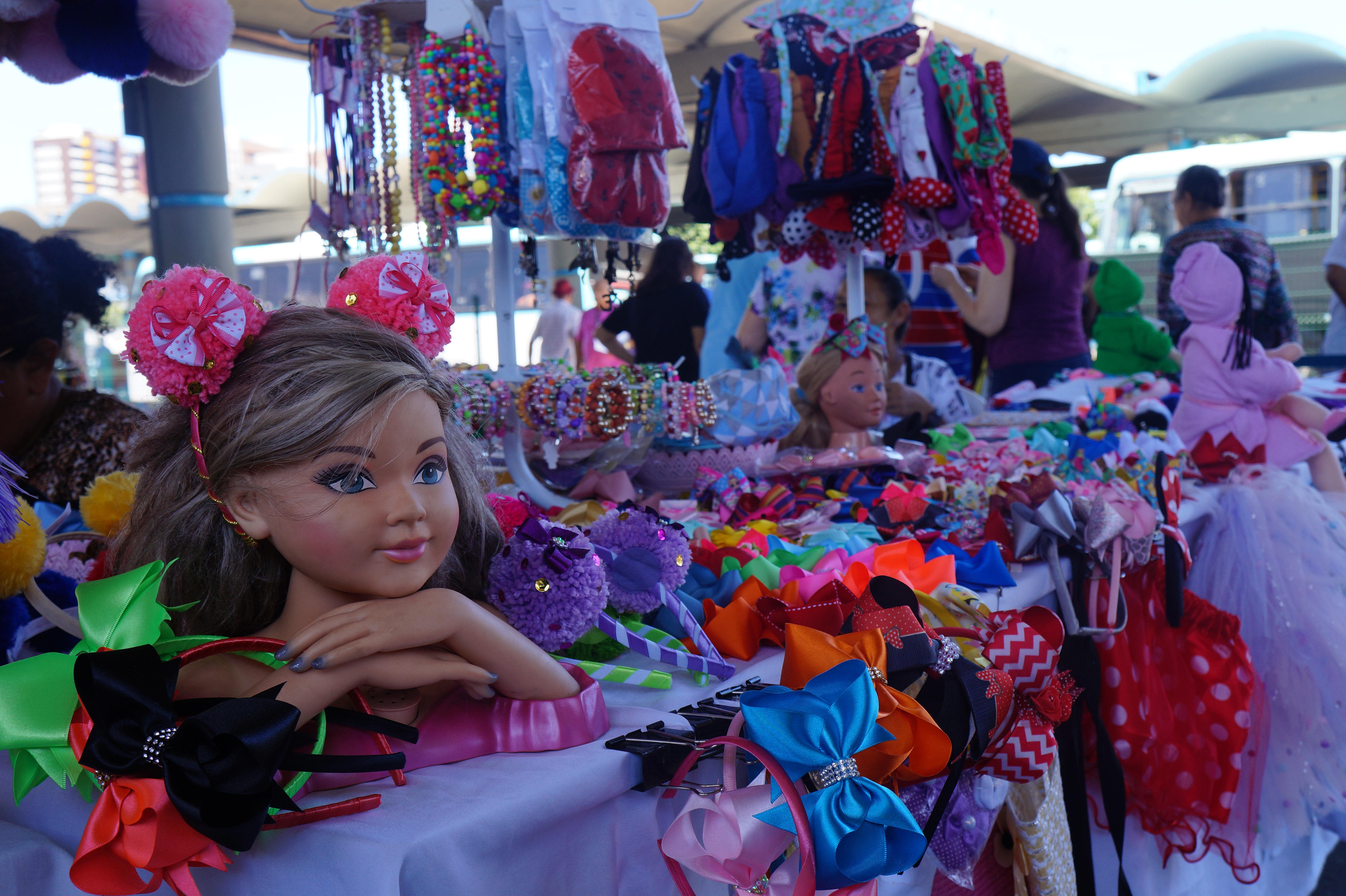 Barraca de feira com produtos expostos