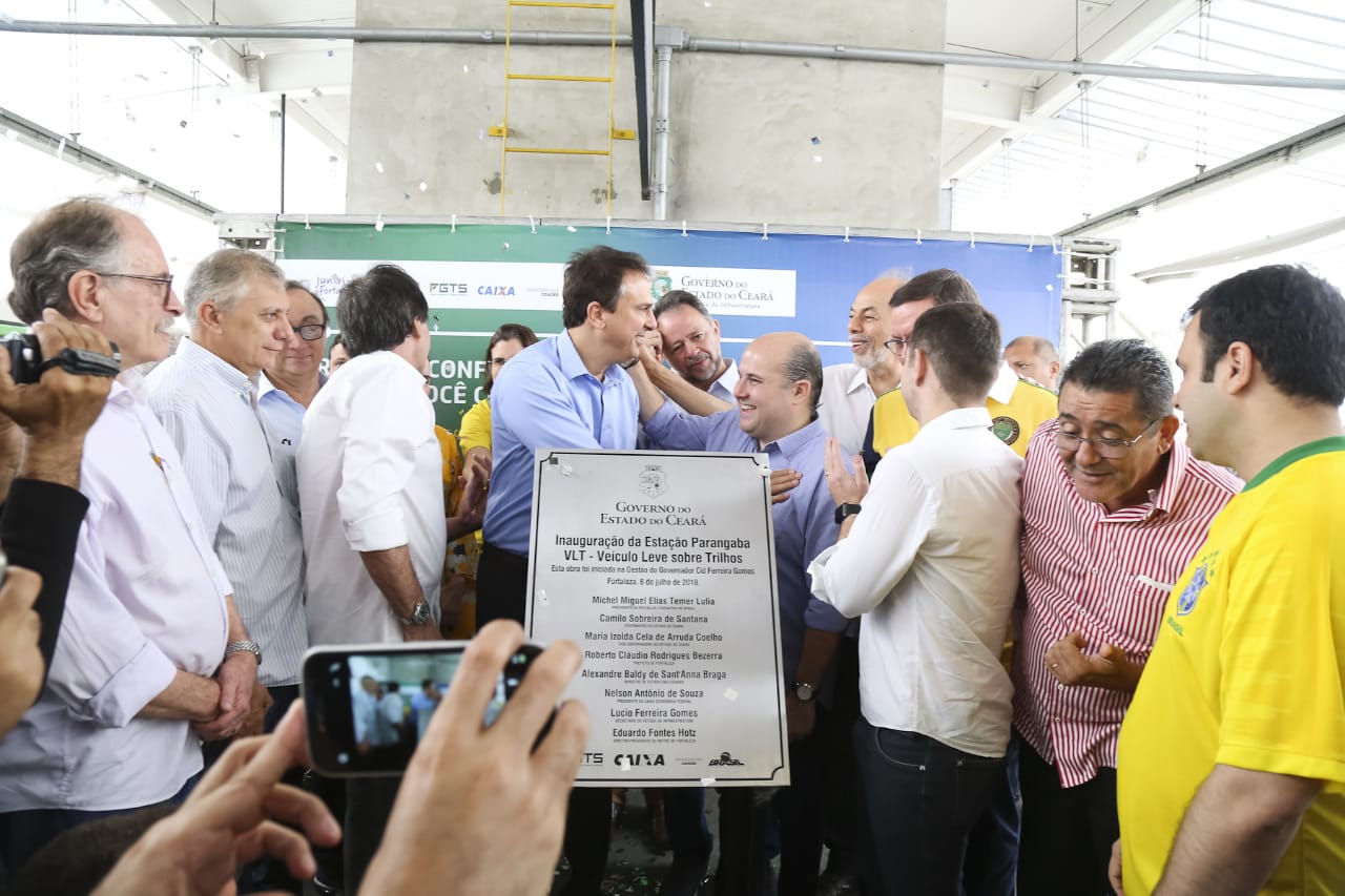 várias pessoas em cima de um palco