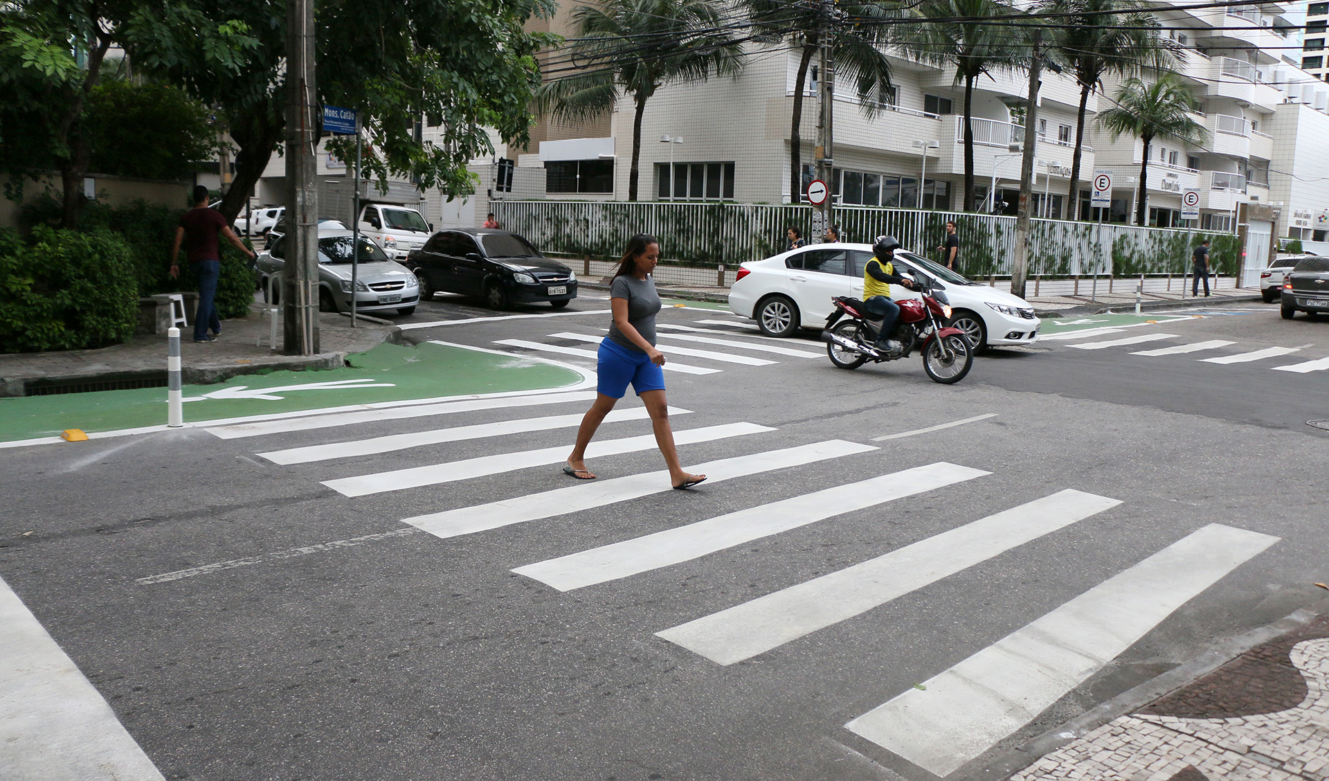 mulher atravessa faixa de pedestre