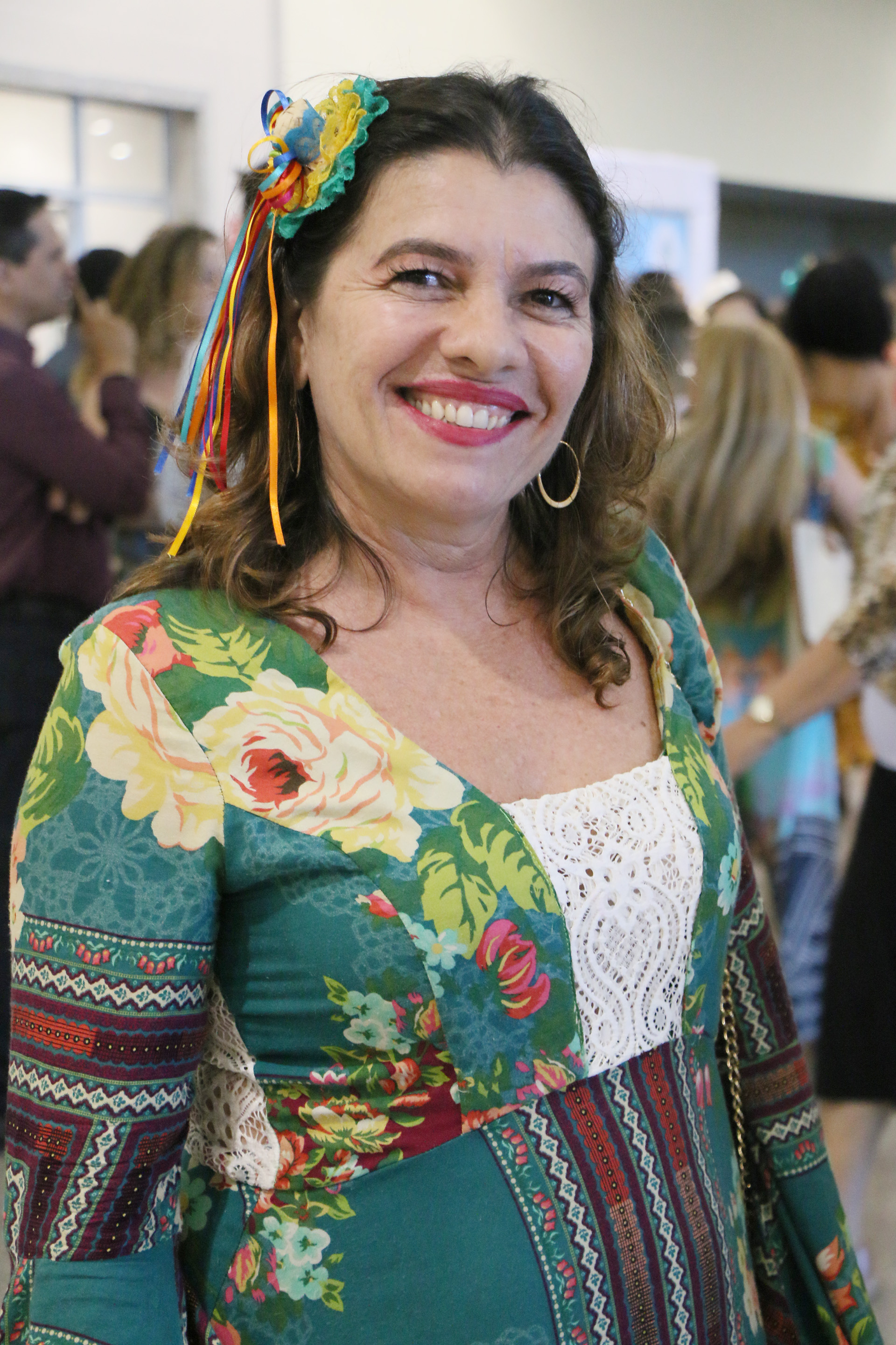 mulher posa para foto sorrindo