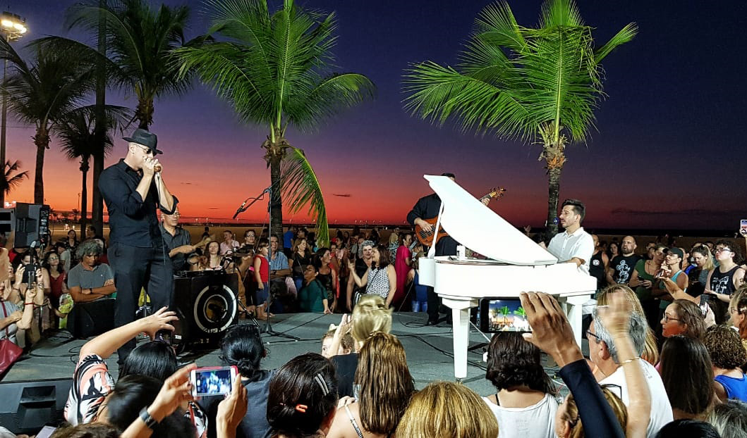 um pianista e um gaitista num palco