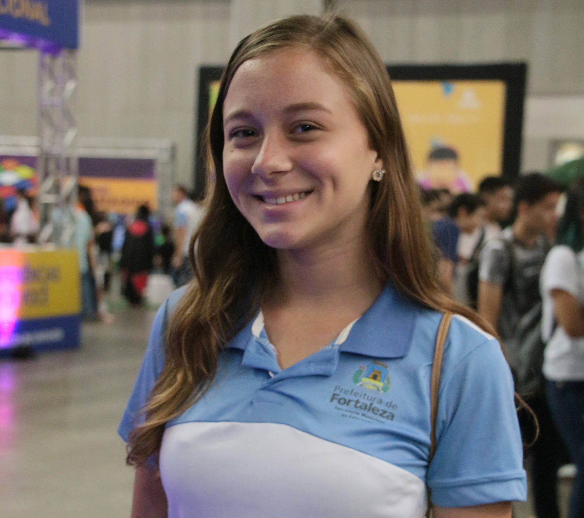 Garota sorrindo para a foto