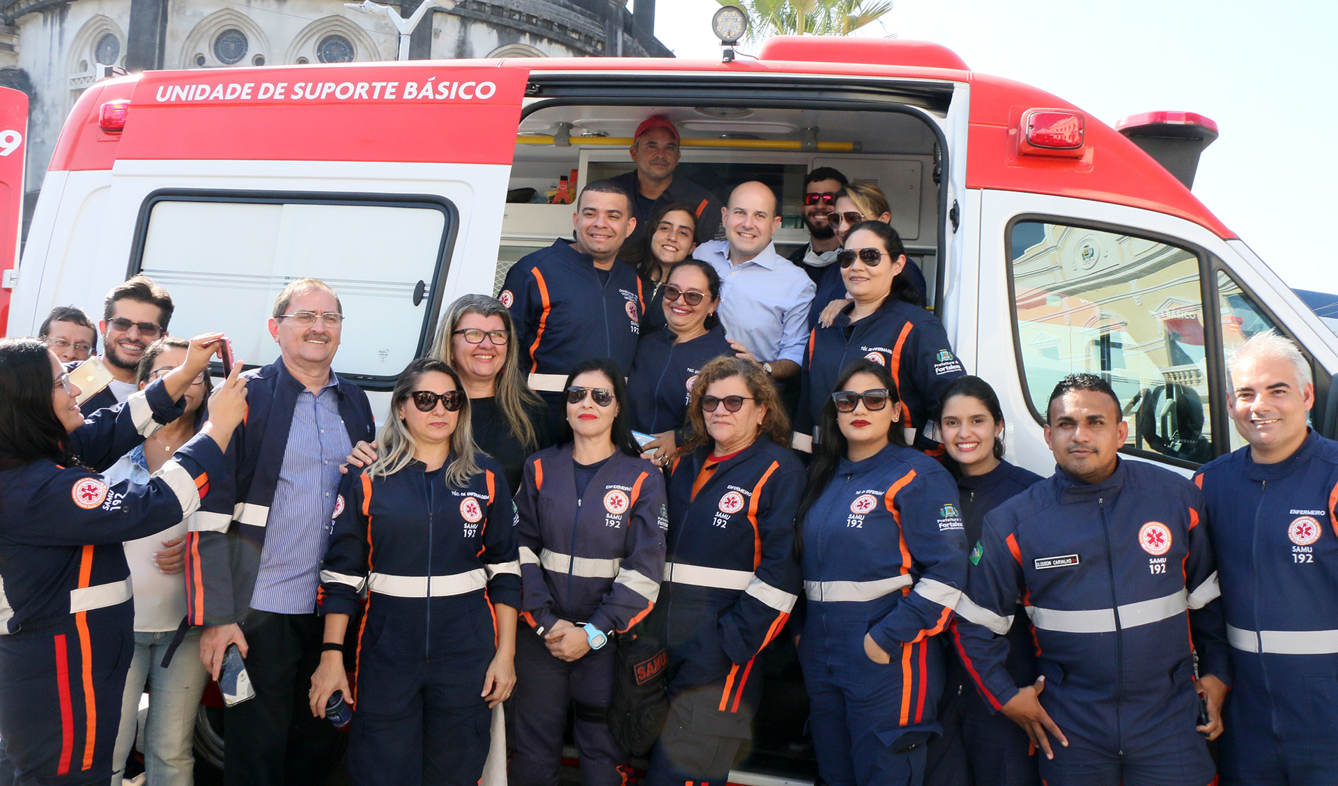 Prefeito e profissionais do Samu posando pra foto dentro de ambulância