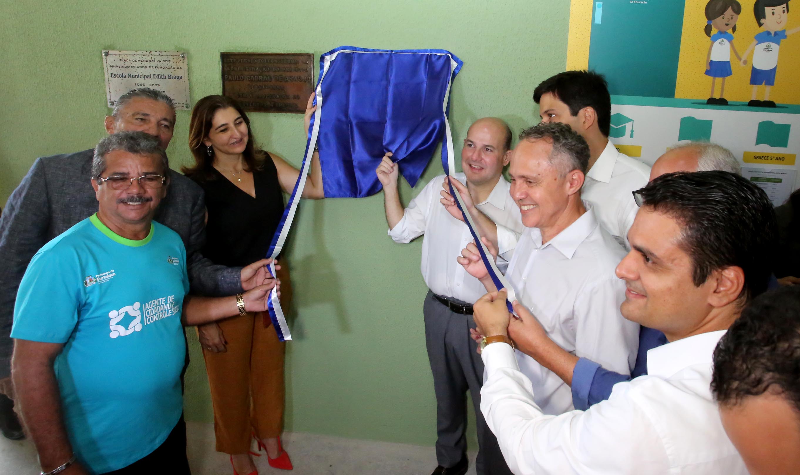 Prefeito e secretário decerrando placa