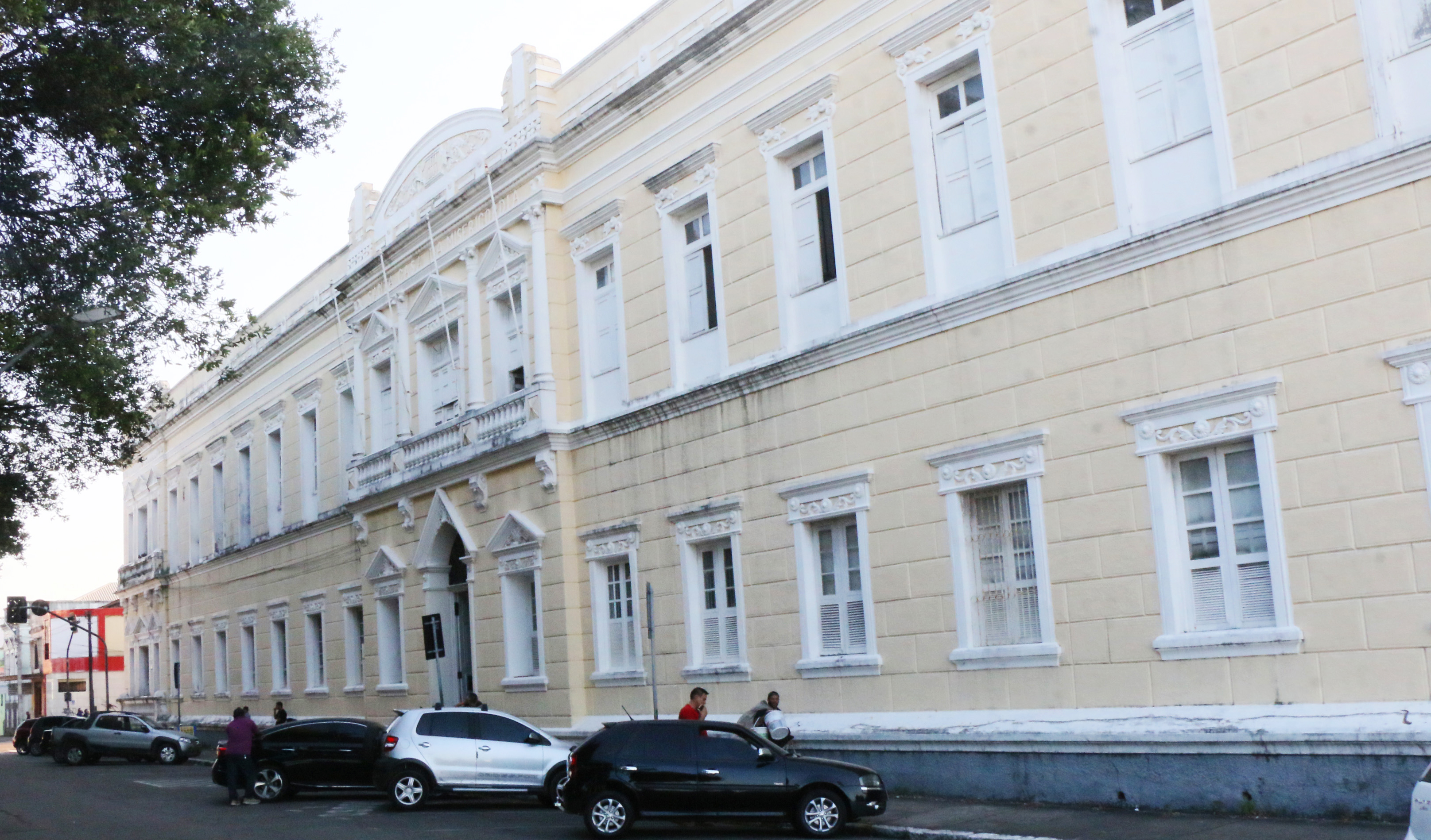 Fachada da Santa Casa e carros esatacionados em frente