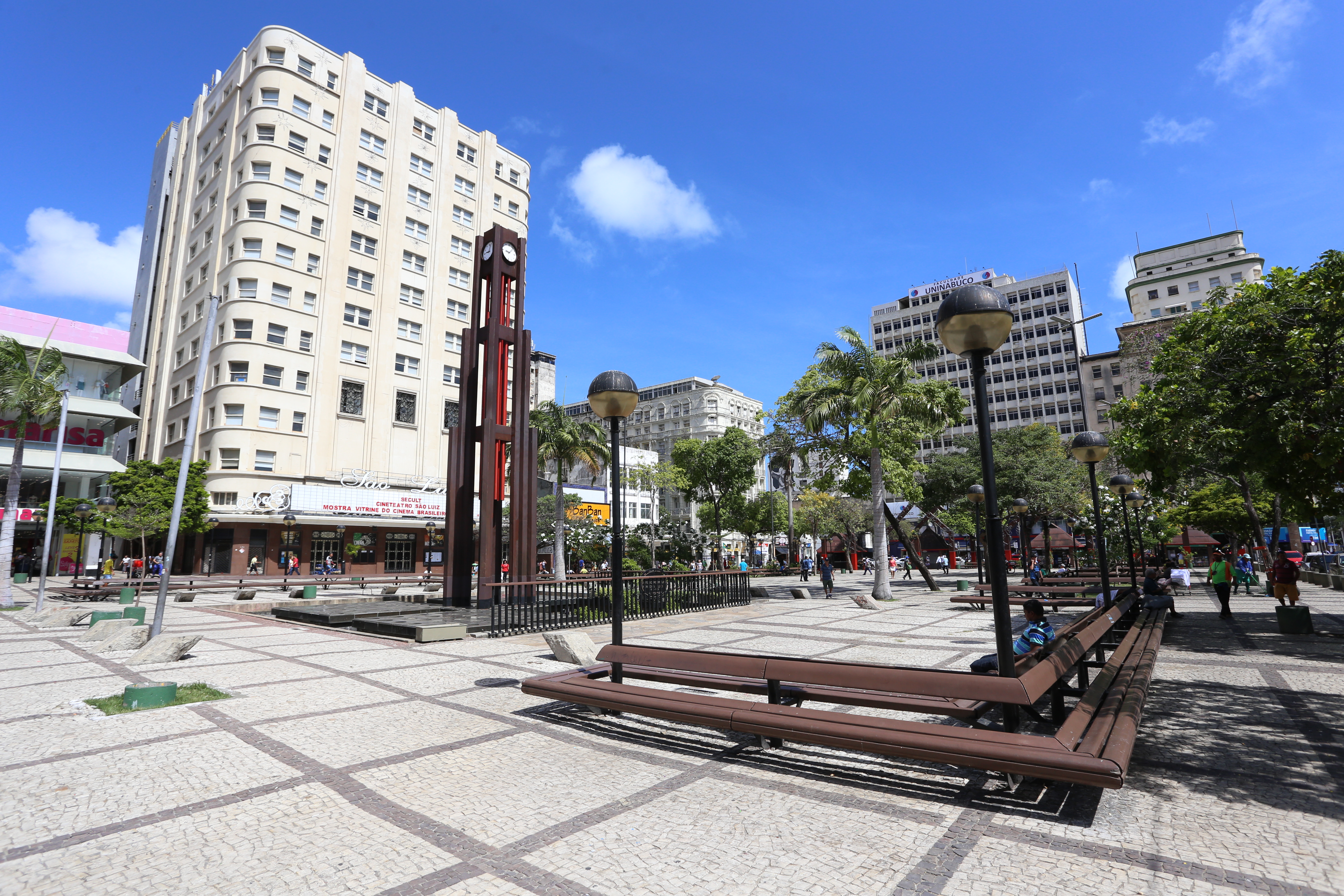 Praça do Ferreira com coluna da hora e bancos na praça e prédio do cine são luís ao fundo