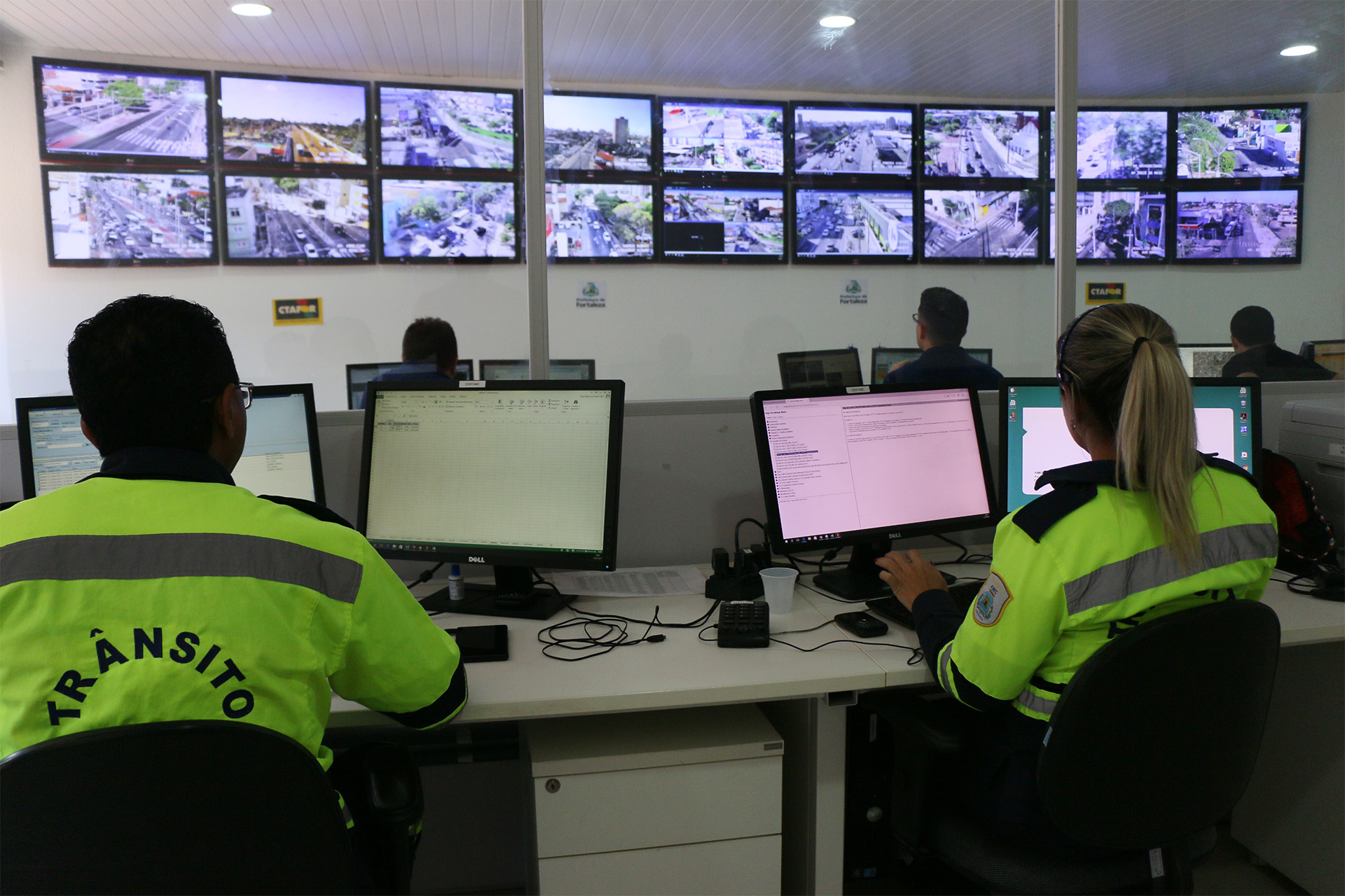 sala da central de monitoramento da AMC