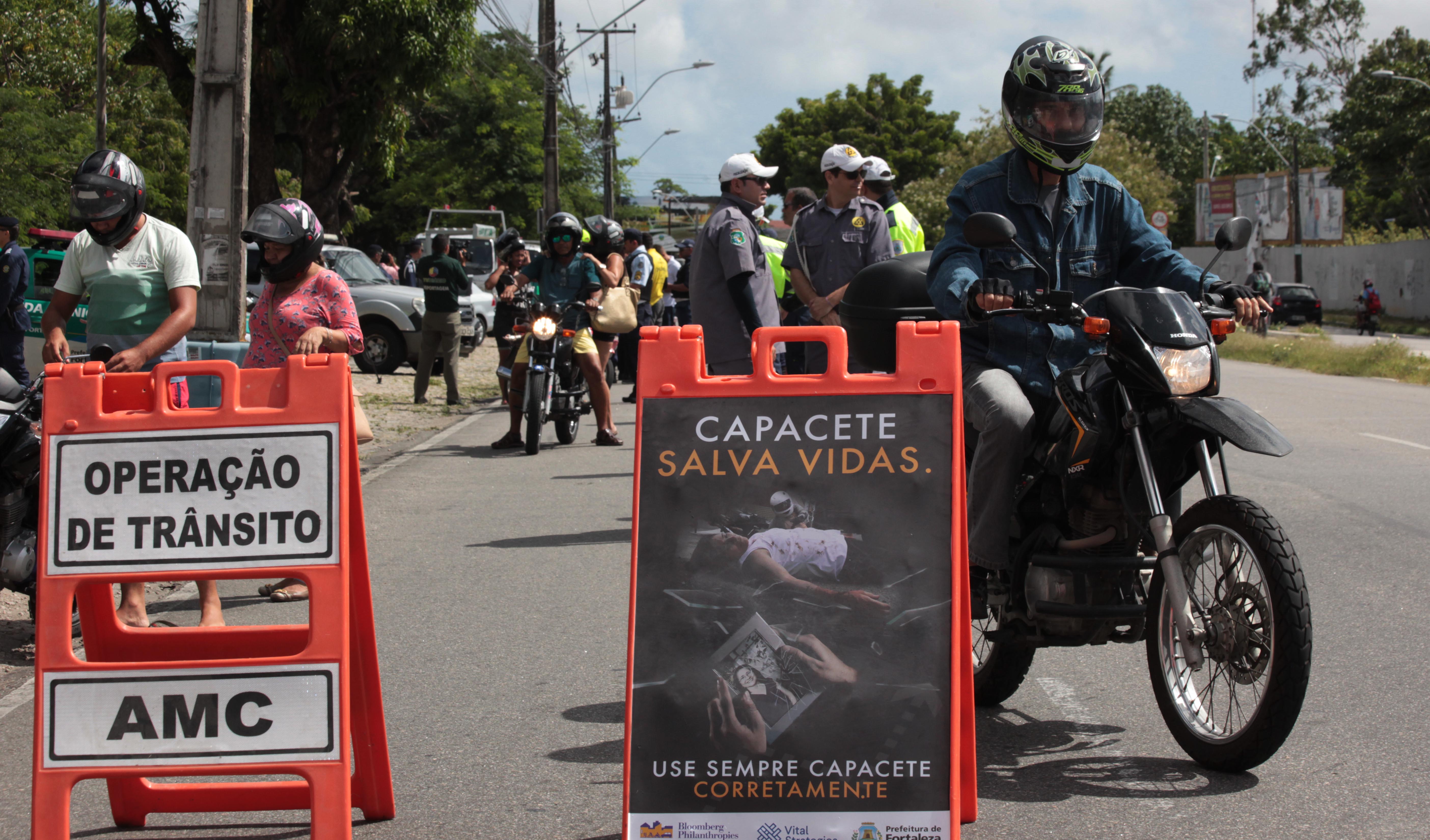 motociclista usando capacete