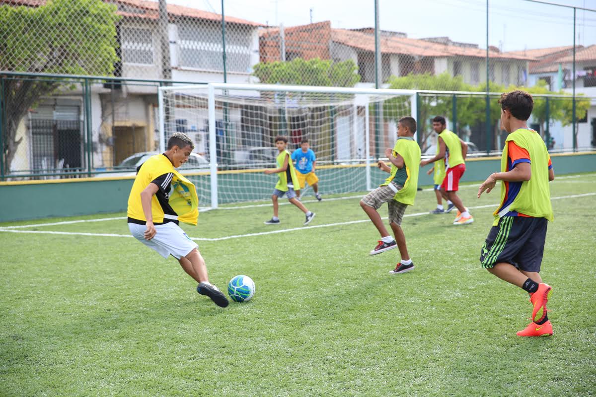 pessoas jogando futebol