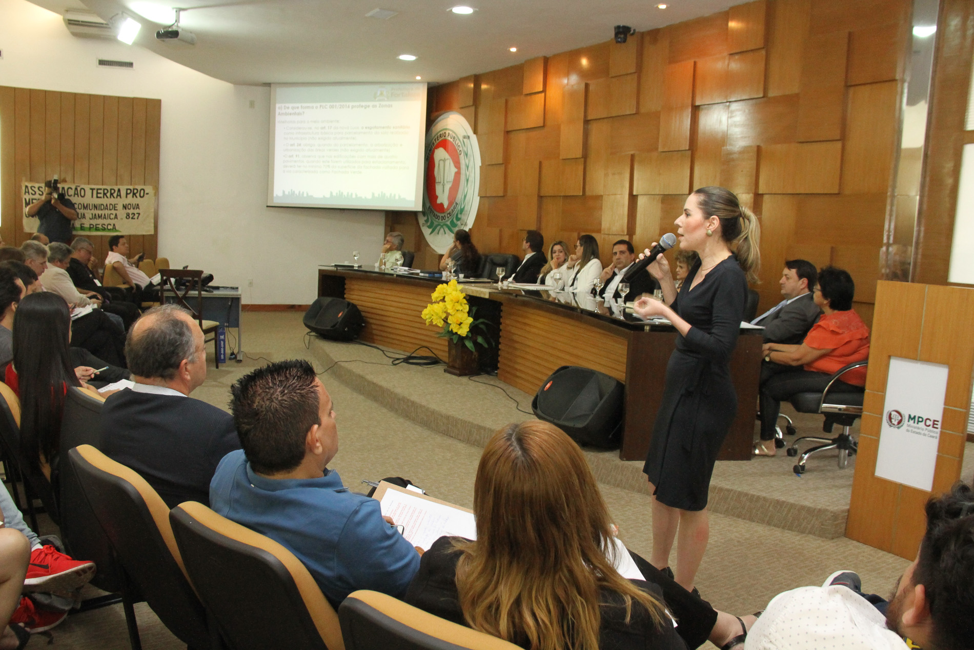 palestrante fala para auditório