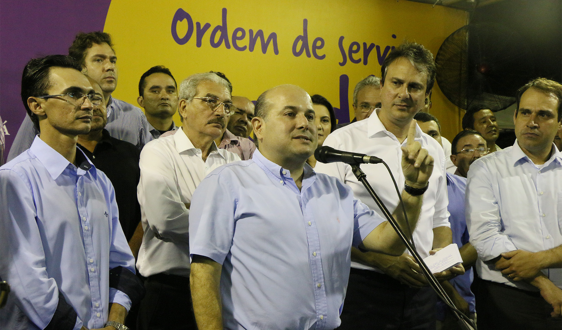 prefeito roberto claudio, governador camilo santana e autoridades no palco da ordem de serviço do Dendê
