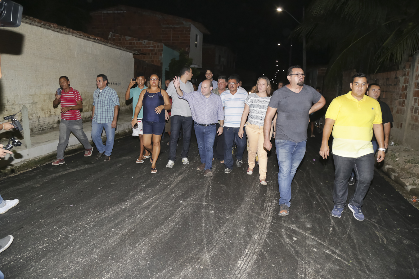 prefeito roberto cláudio caminha pelas ruas do jangurussu
