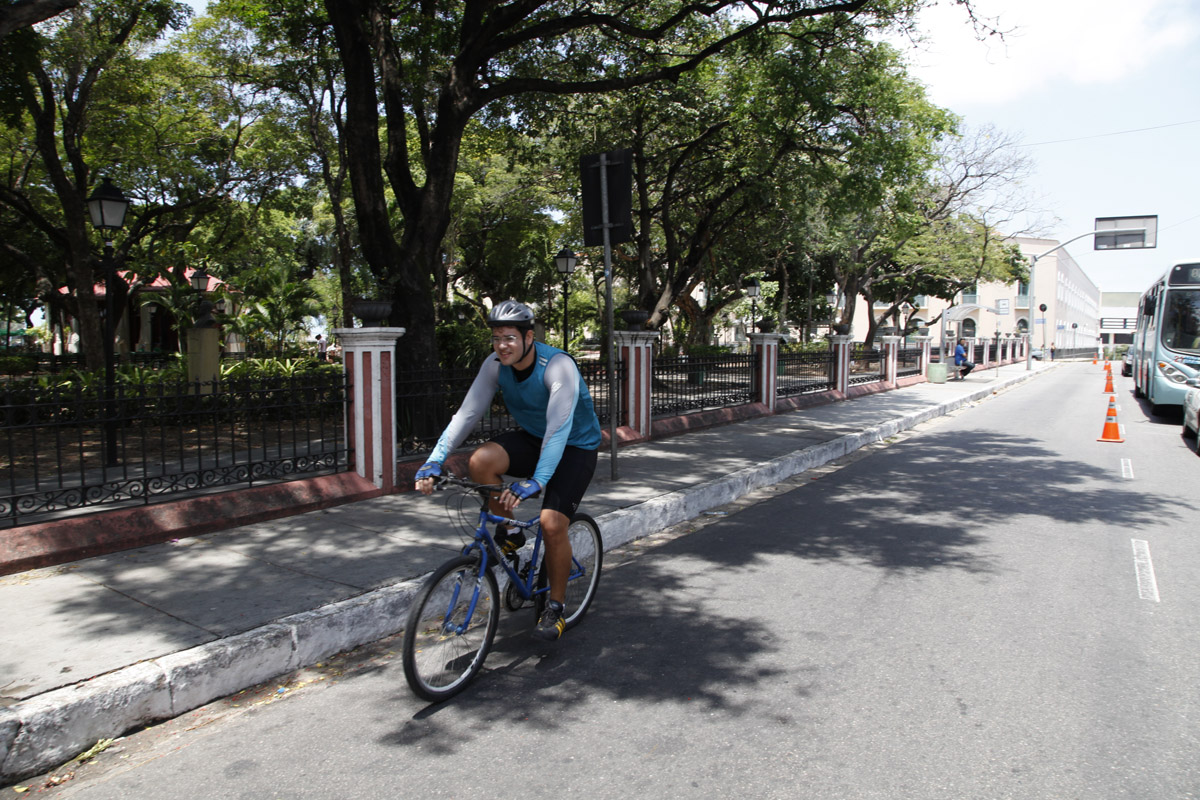 ciclista passando em frente ao Passeio Público