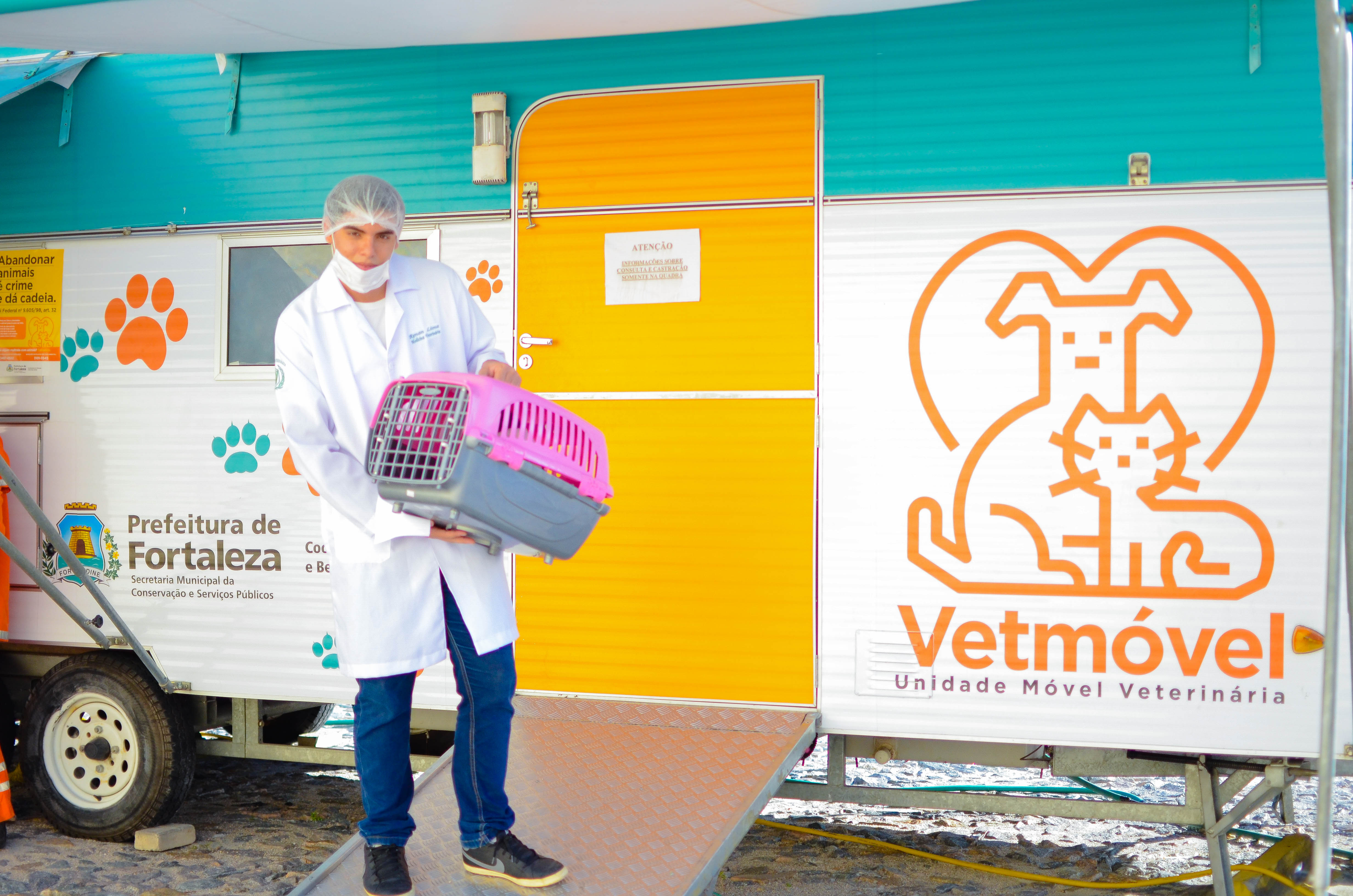 Veterinário em frente ao VetMóvel