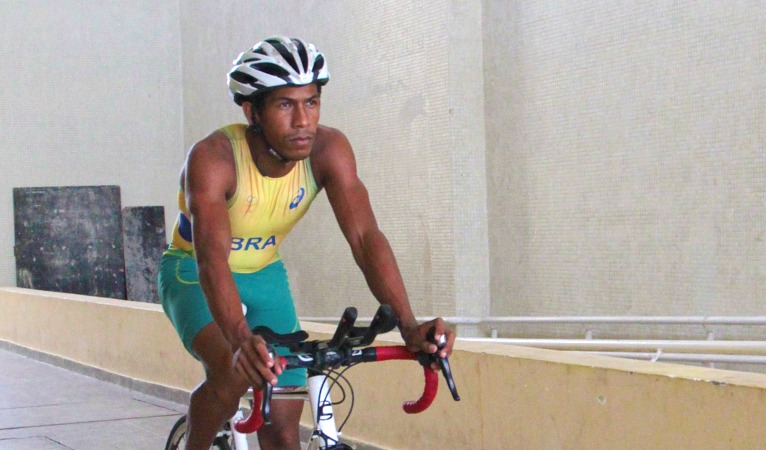 Atleta Danilo durante treino na Rede Cuca Jangurussu