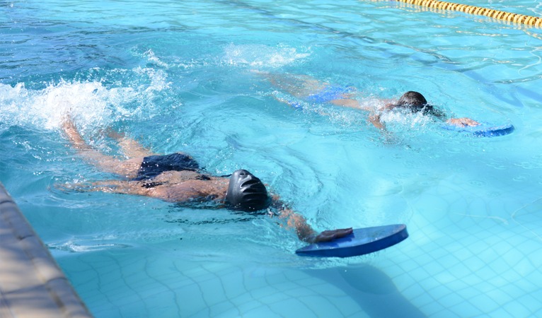 jovens natação