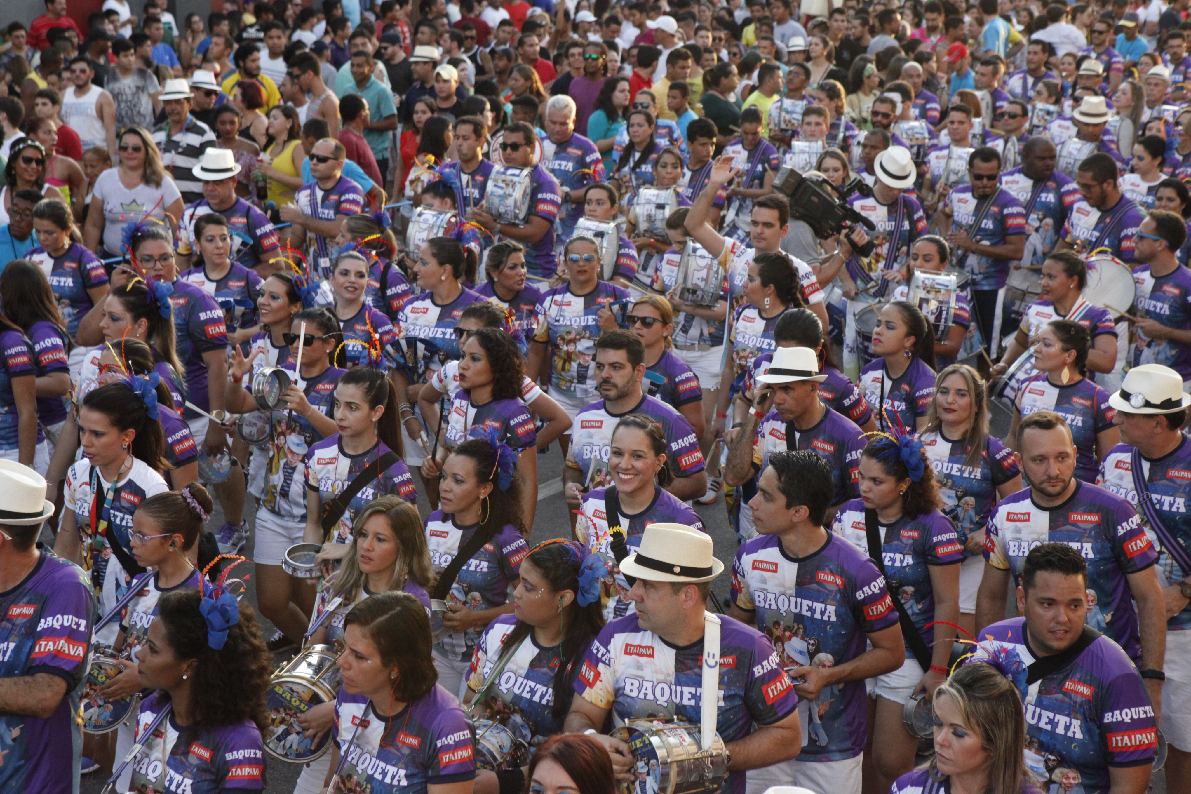 bloco de carnaval desfilando