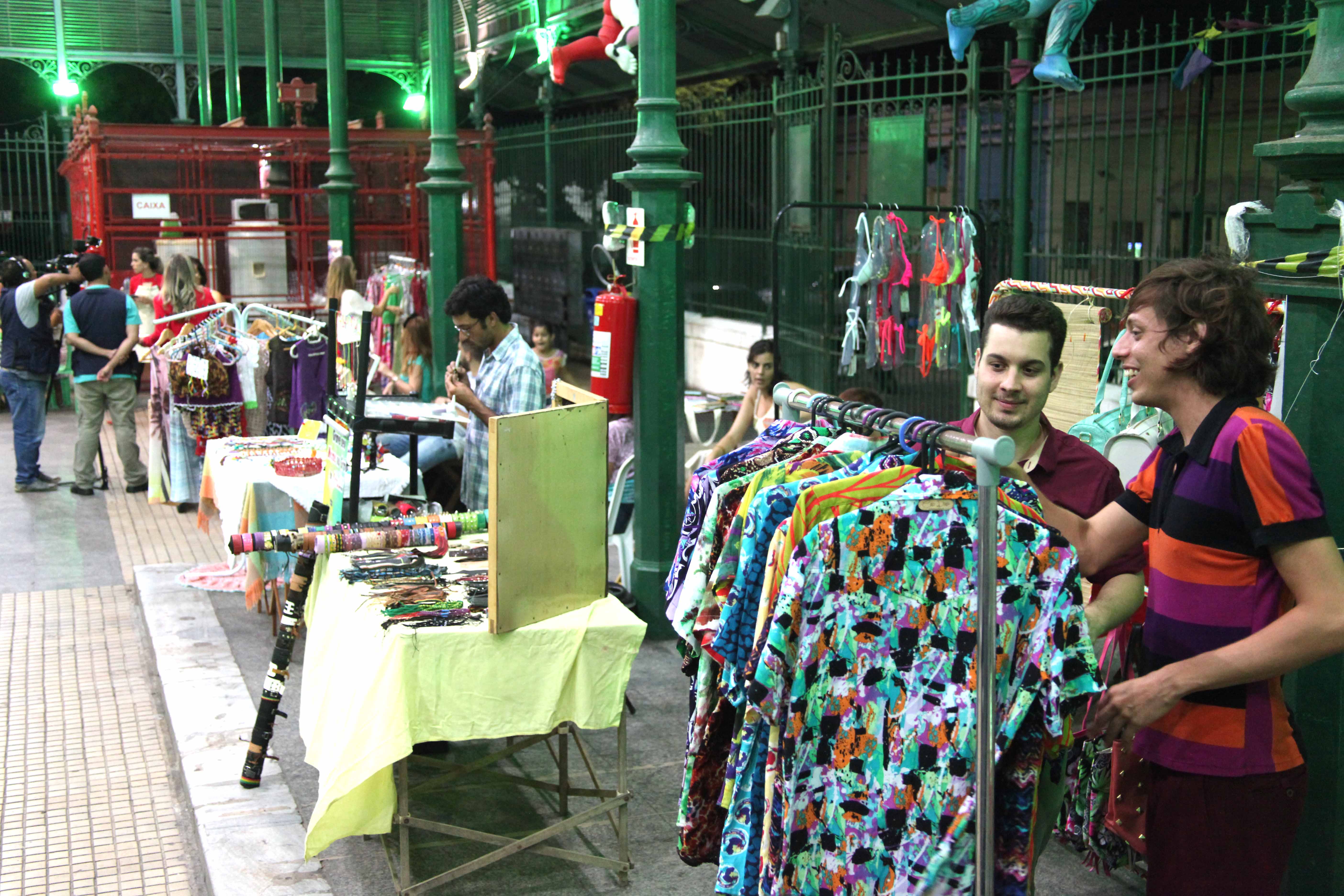 Interior do Mercado dos Pinhões durante a feira Quarta Coletiva