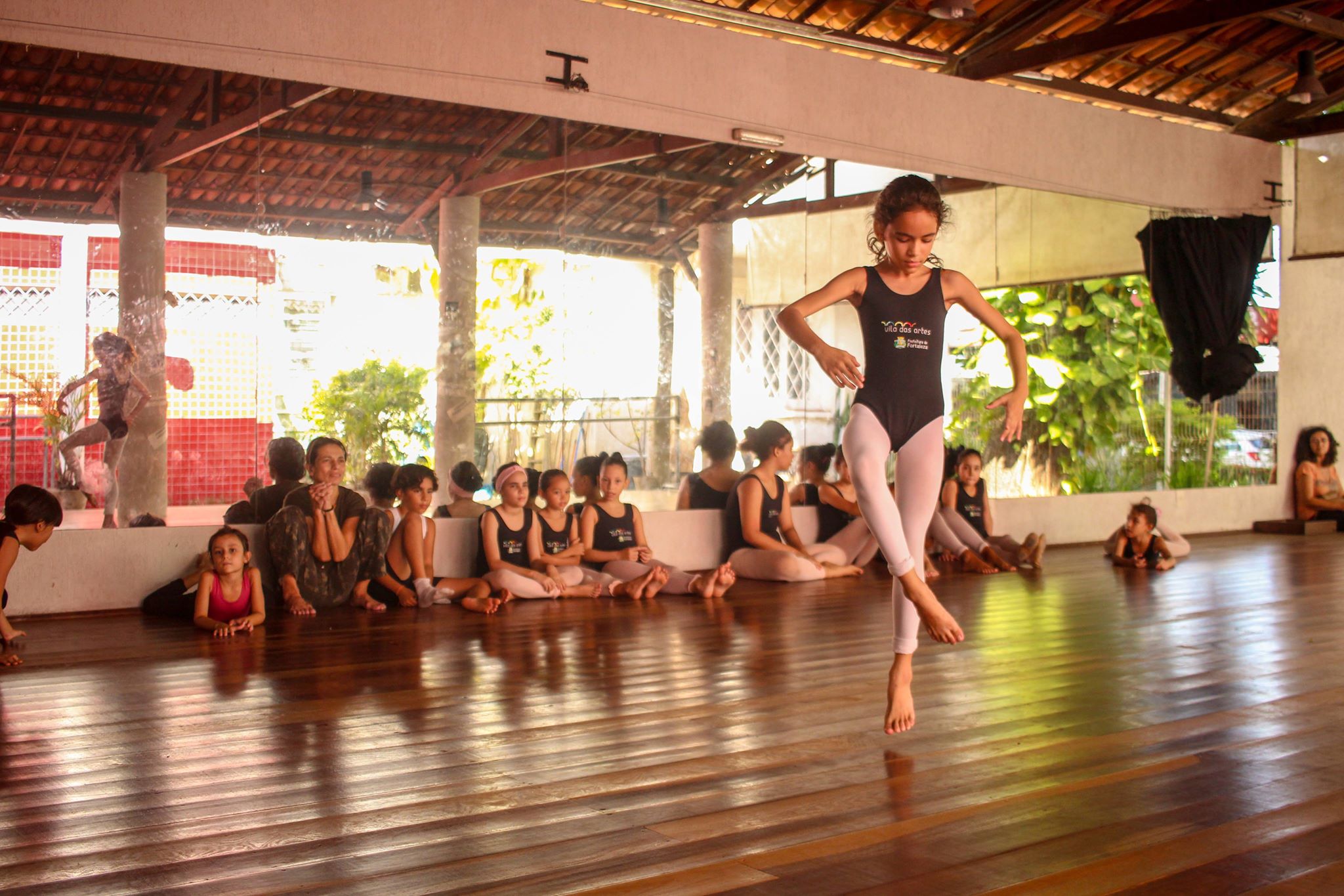 Criança dança durante aula do Curso de Formação Básica em Dança da Vila das Artes. 