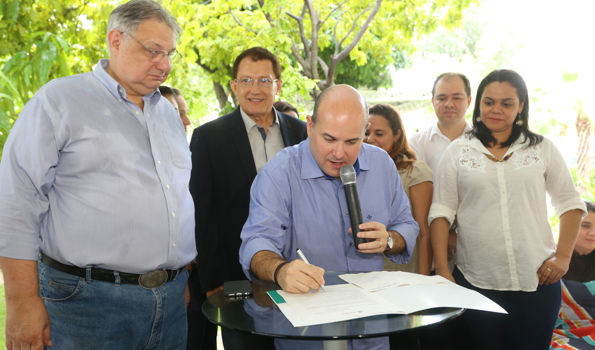 prefeito assina criação do cras mulher