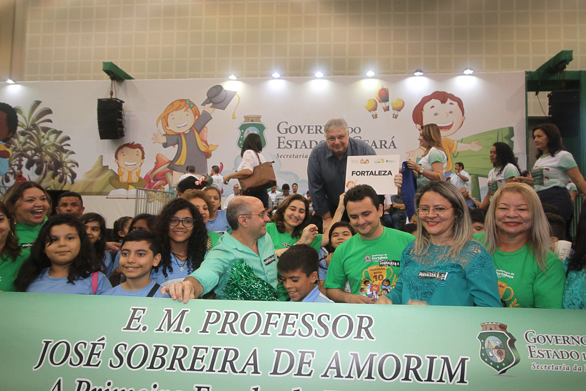 vice-prefeito moroni torgan e alunos da rede municipal de ensino