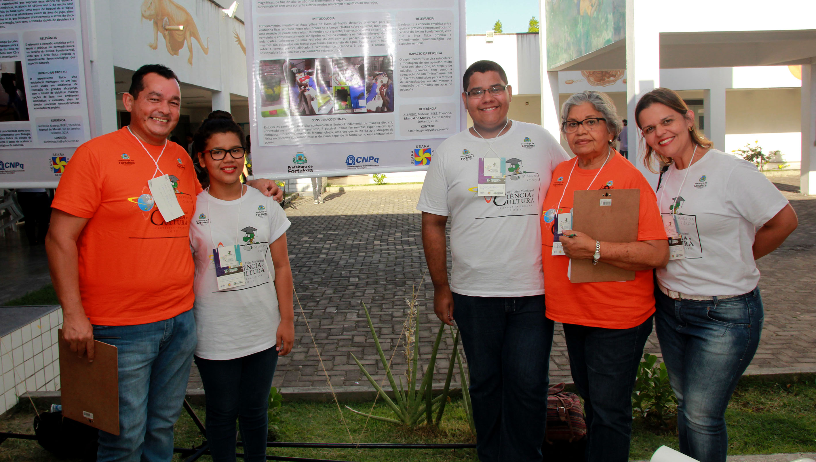 alunos e professores da rede municipal de ensino durante a sétima Feira municipal de ciência, cultura e arte