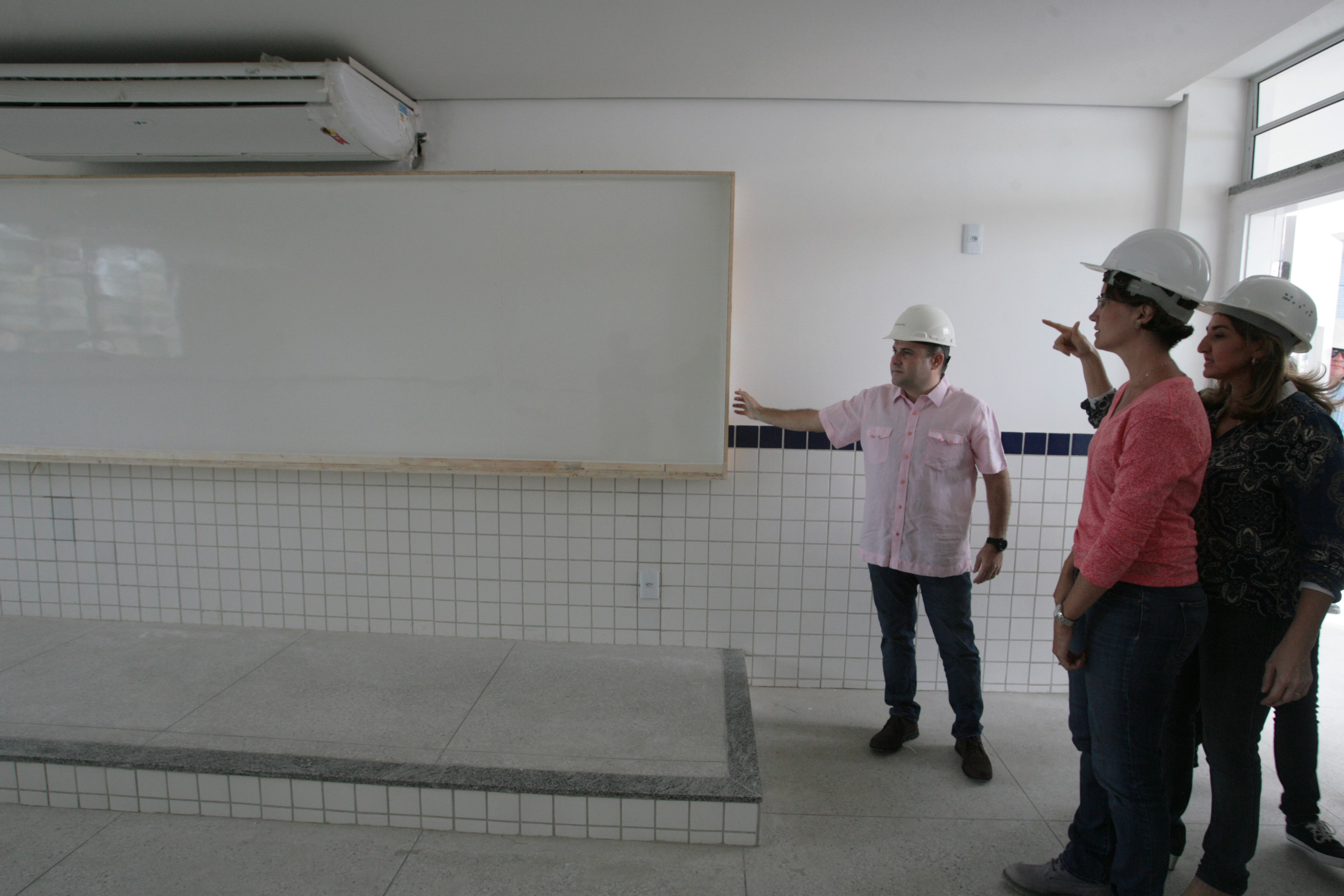 prefeito roberto cláudio visita obras de escola