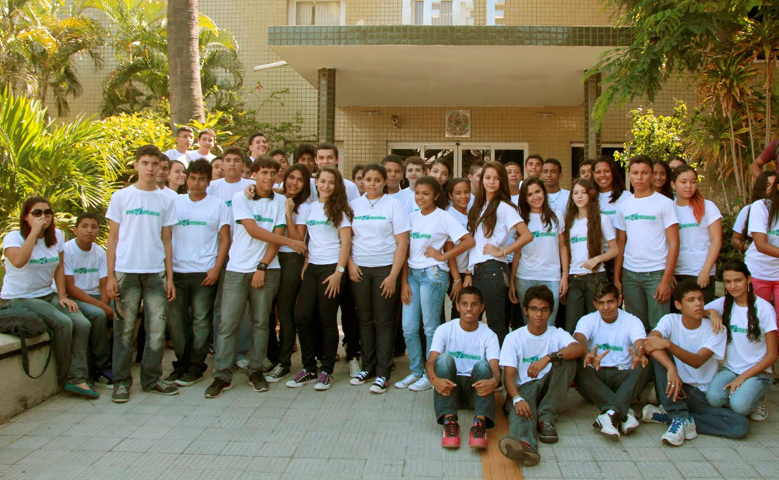 Jovens alunos do Programa Pró-Técnico, trajando camisetas brancas com os dizeres 
