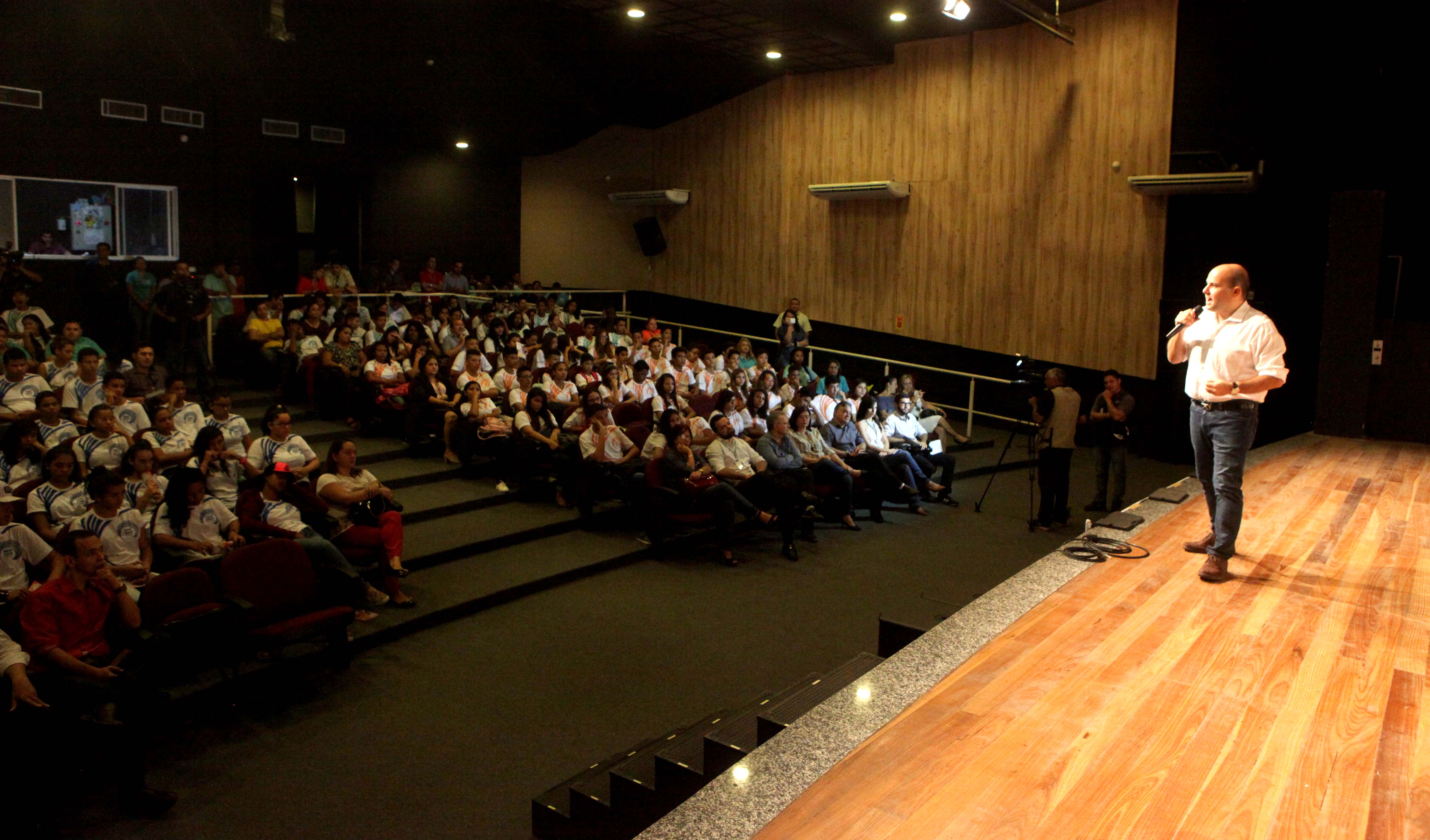 prefeito roberto cláudio fala em auditório